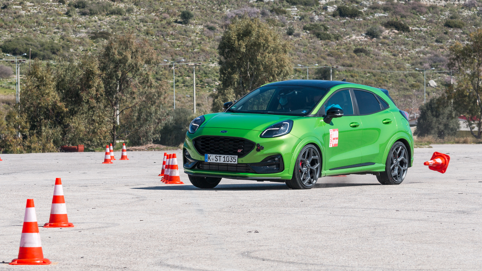 Εντυπωσιακές οι κόκκινες δαγκάνες του Ford Puma ST, εντυπωσιακό και το... STρίψιμο στο elk test, διαδικασία την οποία ολοκλήρωσε με ταχύτητα 77 χλμ./ώ