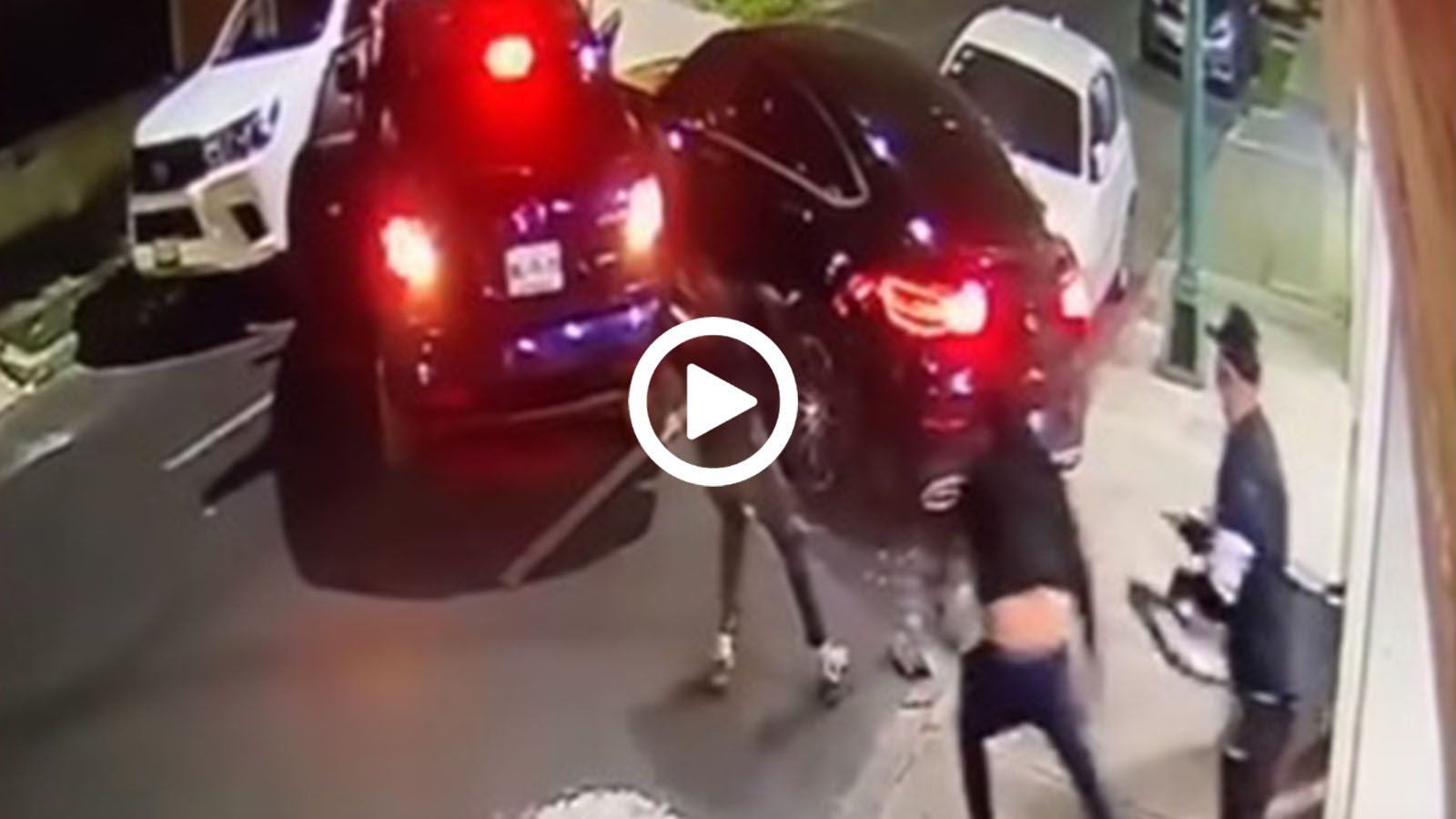 Τους ισοπέδωσε για να μην του αρπάξουν τη Mercedes