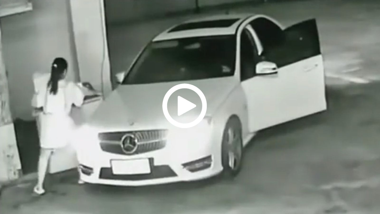 Τράκαρε Mercedes, δεν έβαλε χειρόφρενο και την έριξε σε χαντάκι!
