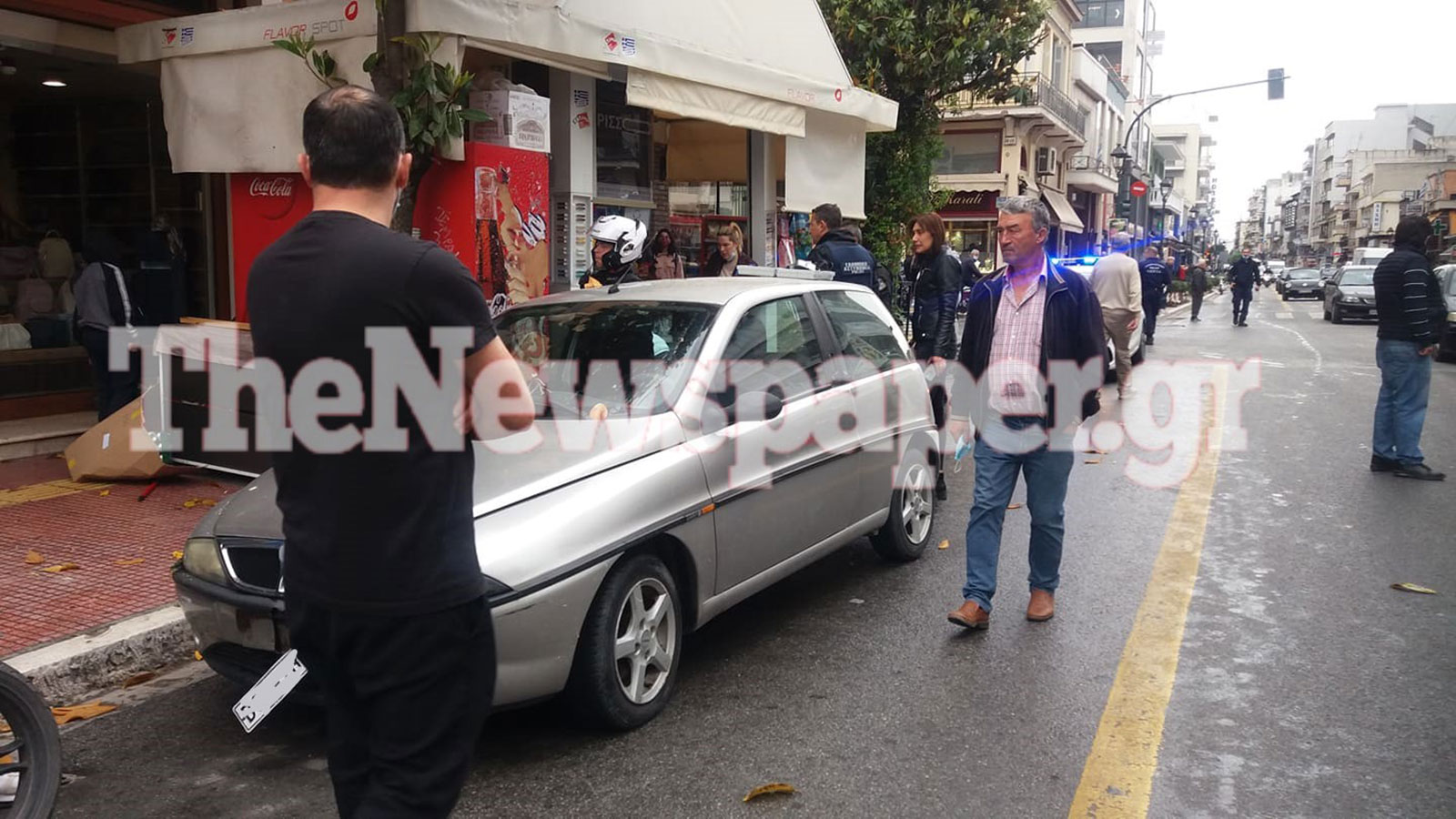 Αυτοκίνητο έπεσε πάνω σε περίπτερο & παρέσυρε μια 50χρονη στο Βόλο