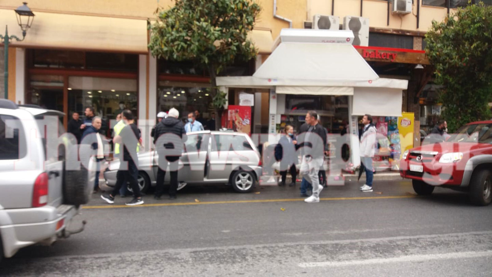 Σύμφωνα με αυτόπτες μάρτυρες, η σύγκρουση ήταν τόσο σφοδρή που μετακινήθηκε το περίπτερο.