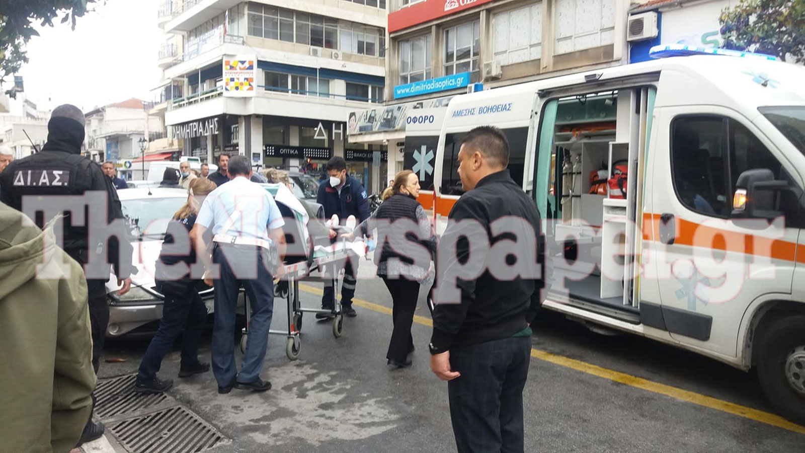 Αυτοκίνητο έπεσε πάνω σε περίπτερο & παρέσυρε μια 50χρονη στο Βόλο