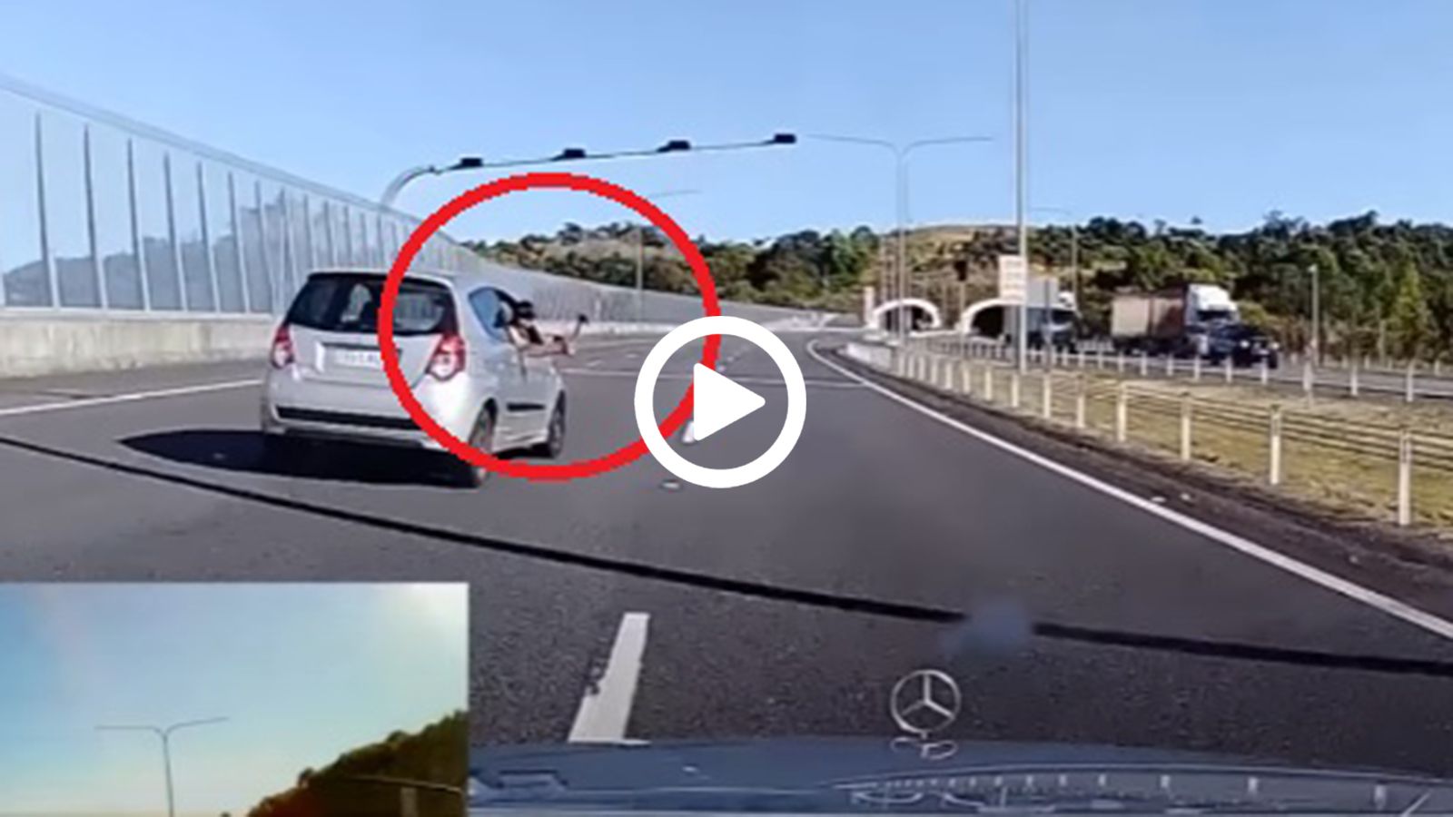 Τους κυνηγούσαν με τσεκούρι στον αυτοκινητόδρομο & τελικά τους εμβόλισαν