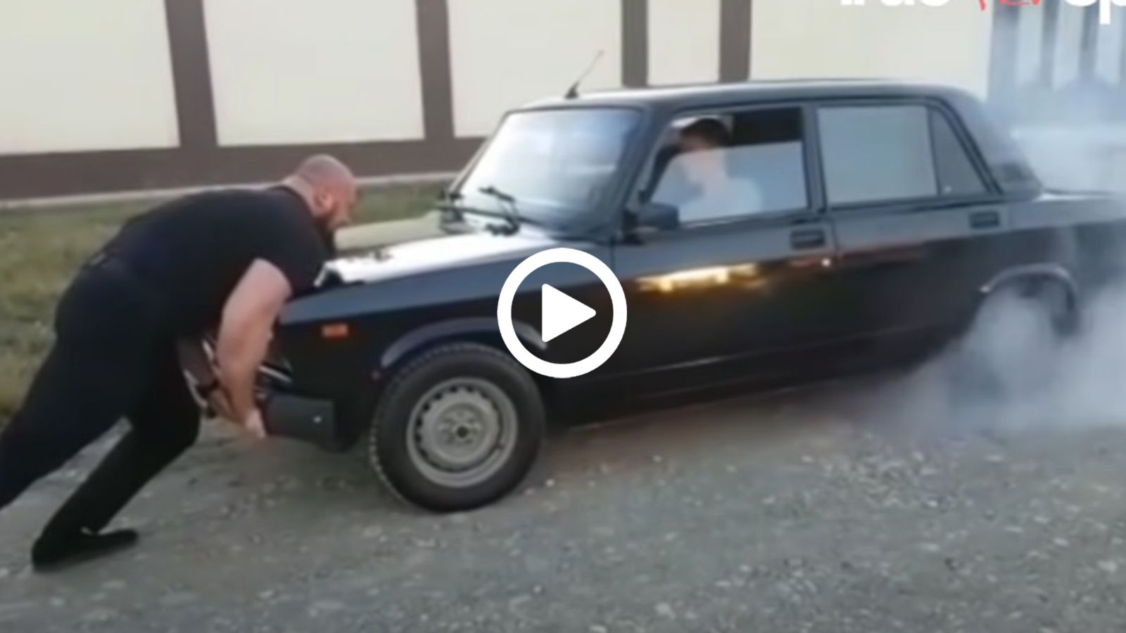 Τσετσένος σηκώνει, τραβά & σταματά αμάξια σαν παιχνίδια