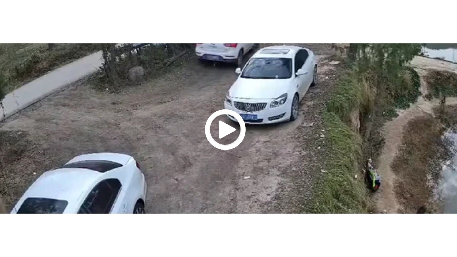 VIDEO: Χάζευε τις πάπιες και το αμάξι πήγε για... βουτιά!