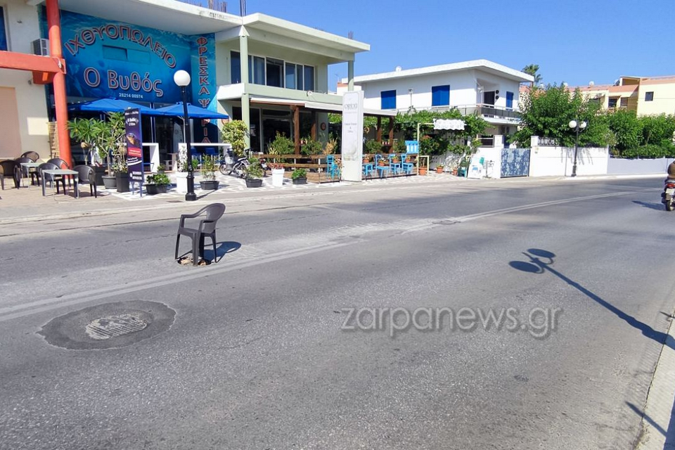 Έβαλαν πλαστική καρέκλα για να καλύψουν «κρατήρα» σε κεντρικό δρόμο