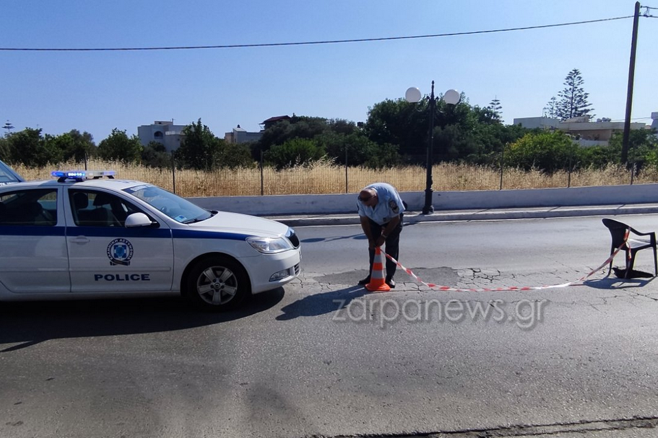 Έβαλαν πλαστική καρέκλα για να καλύψουν «κρατήρα» σε κεντρικό δρόμο