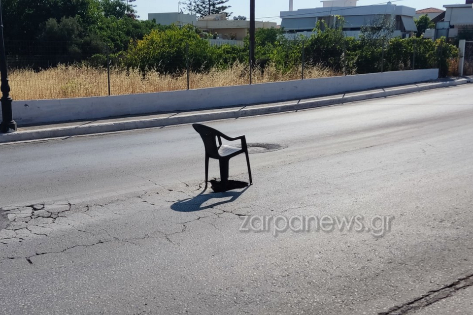 Έβαλαν πλαστική καρέκλα για να καλύψουν «κρατήρα» σε κεντρικό δρόμο