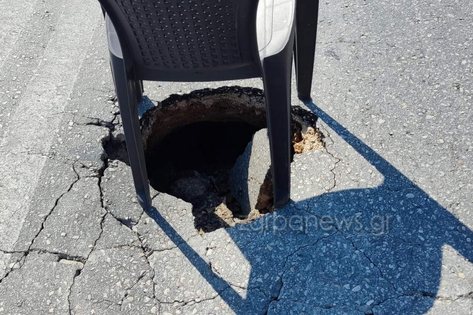 Έβαλαν πλαστική καρέκλα για να καλύψουν «κρατήρα» σε κεντρικό δρόμο