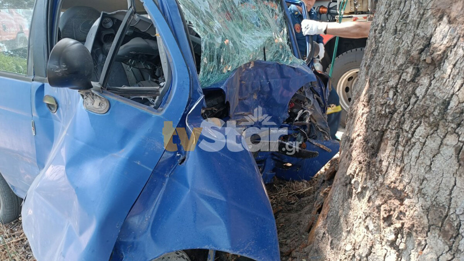 Daewoo Matiz «καρφώθηκε» σε δέντρο - Νεκρός ο 19χρονος οδηγός