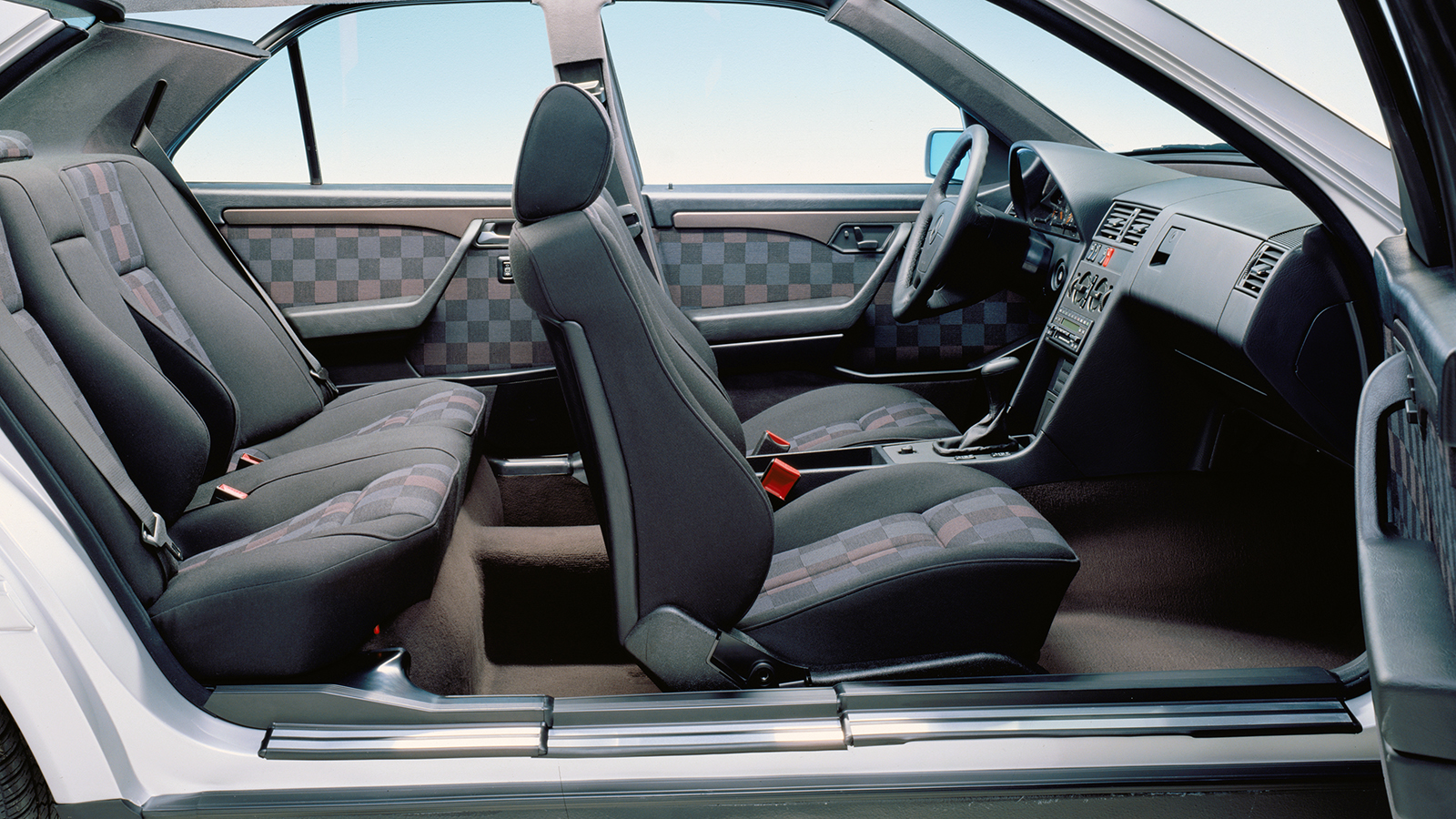 Mercedes C-Class W202: Η 1η αγαπημένη Mercedes των Ελλήνων