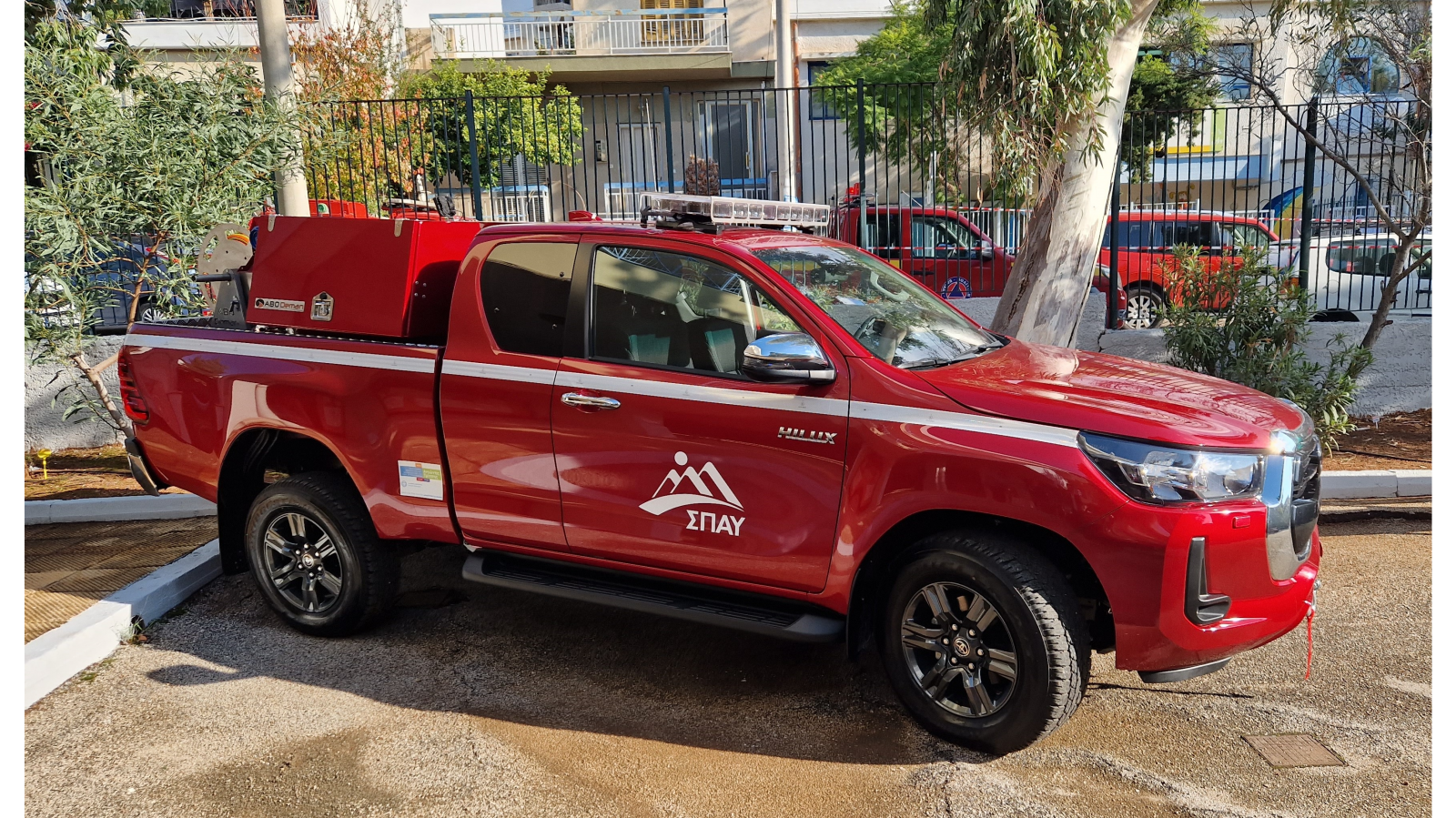 Ο Όμιλος Επιχειρήσεων Σαρακάκη παρέδωσε στον ΣΠΑΥ 15 πυροσβεστικά Toyota Hilux