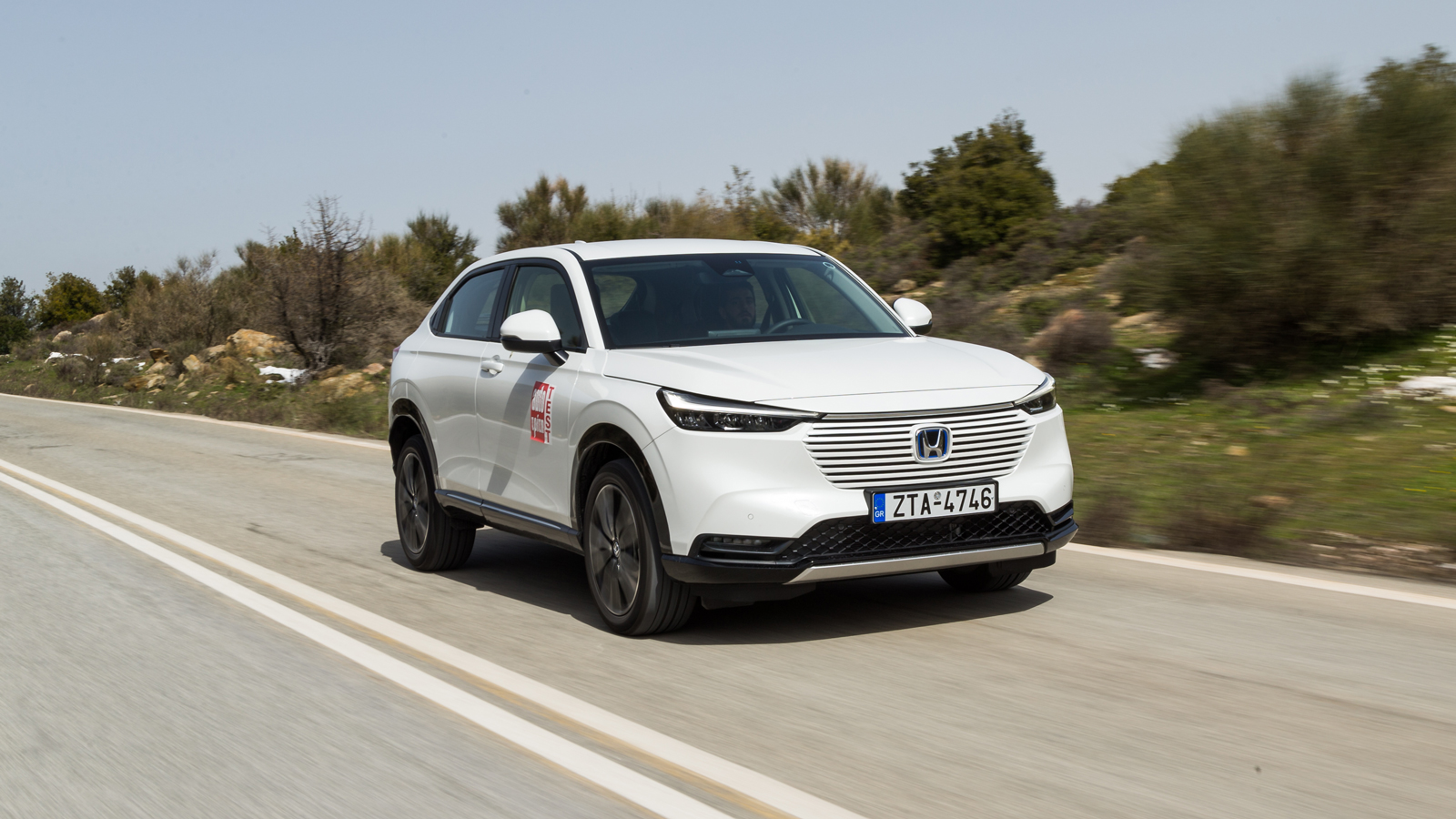 Το σύστηµα της Honda απαρτίζεται από δύο ισχυρούς ηλεκτροκινητήρες µικρών διαστάσεων, έναν βενζινοκινητήρα 1,5 DOHC i-VTEC και µια εξελ