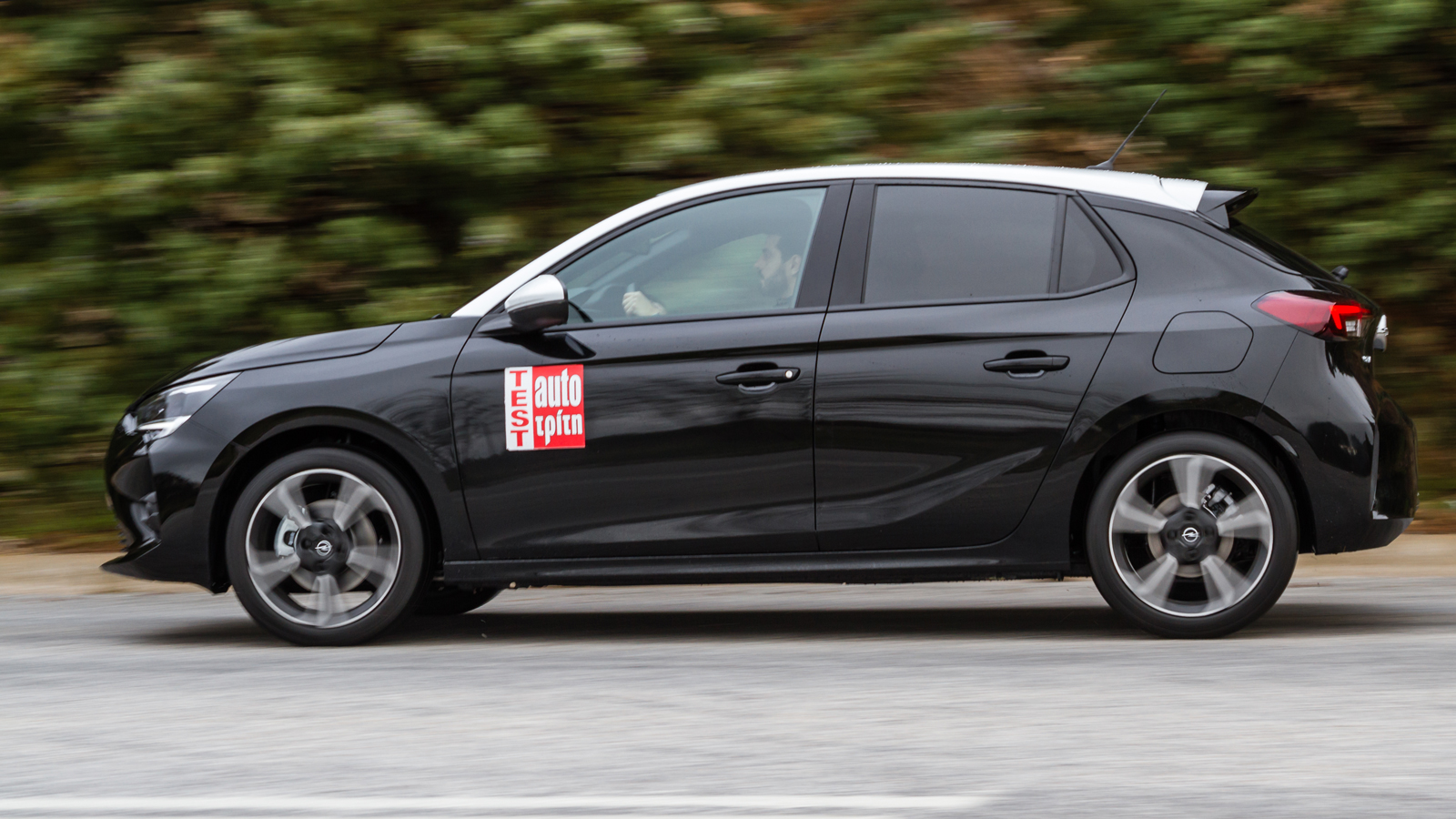 Το diesel Corsa είναι και το δημοφιλέστερο στη γκάμα του με ποσοστό πωλήσεων γύρω στο 55%. Όπως και άλλα μηχανικά μέρη, χρησιμοποιεί τον ίδιο 1,5 d κι