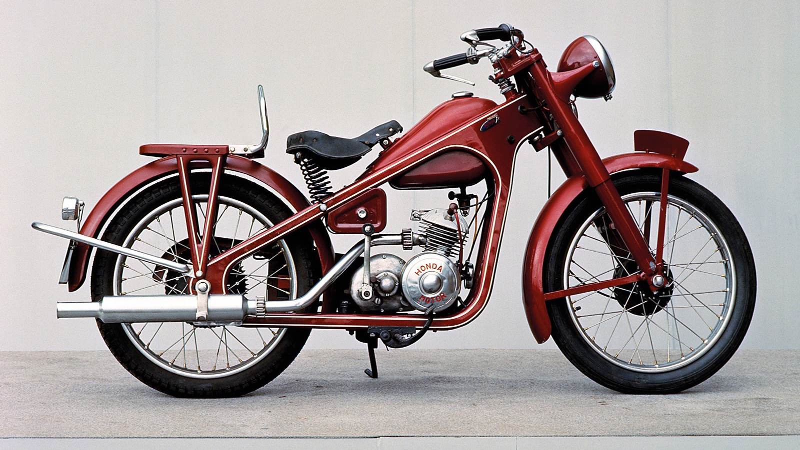 Το 1949 η δίχρονη Honda Dream D Type των 98 κ.εκ. ήταν η πρώτη μοτοσυκλέτα μαζικής παραγωγής και προπομπός της μελλοντικής τεχνολογικής εξέλιξης της H