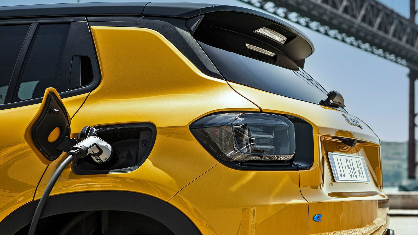 Με θεωρητική αυτονομία 400 χλμ., το Jeep Avenger σε καλύπτει για τις μέσες εβδομαδιαίες σου ανάγκες, φορτίζοντας πλήρως σε 5,5 ώρες σε φορτιστή ισχύος