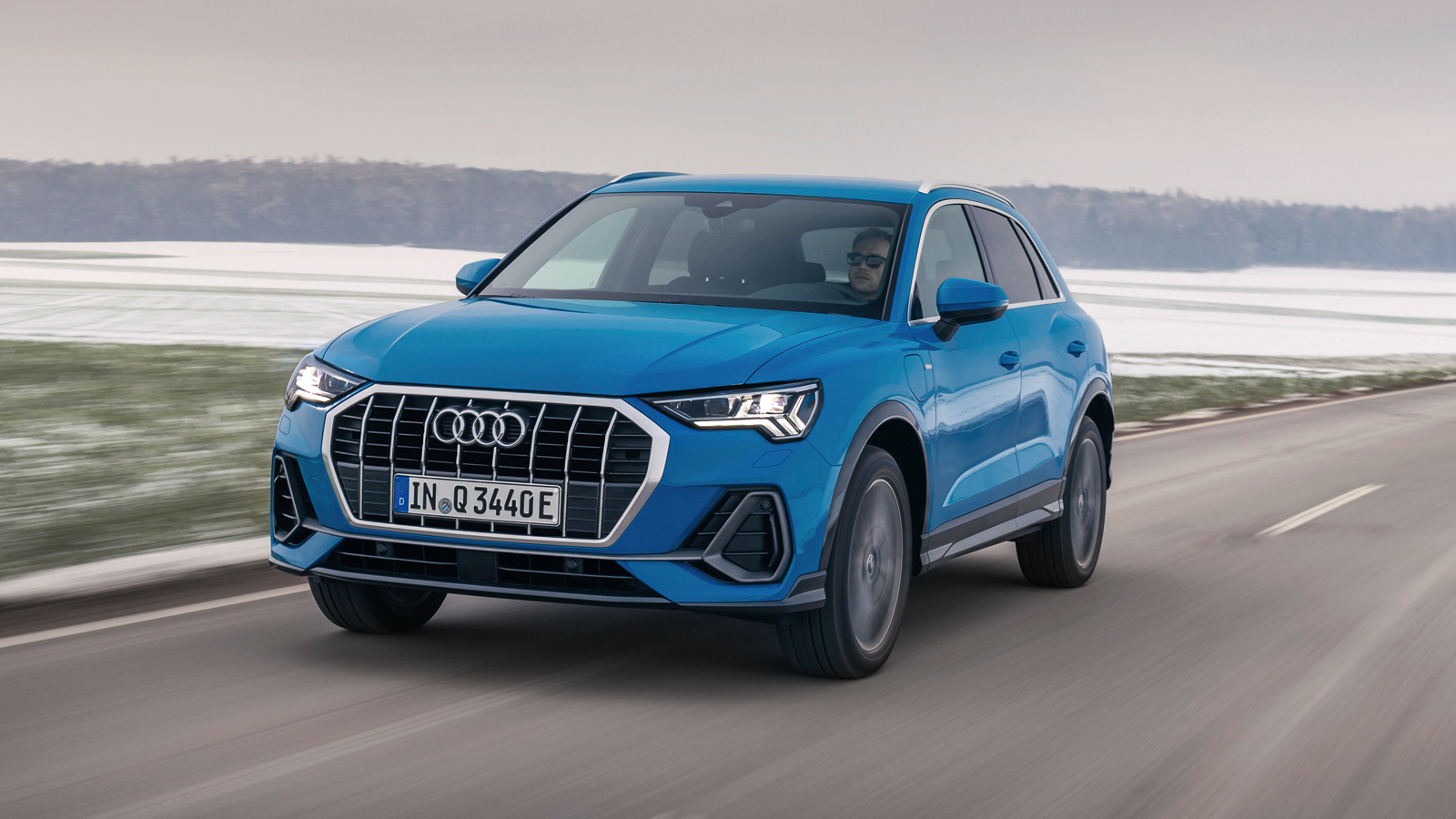 To Q3 έχει ισχύ 245 ίππων έναντι 163 του Volvo XC40, συνεπώς έχει καλύτερες επιδόσεις και ιδίως ρεπρίζ, οι οποίες είναι κρίσιμες σε μια προσπέραση, γι