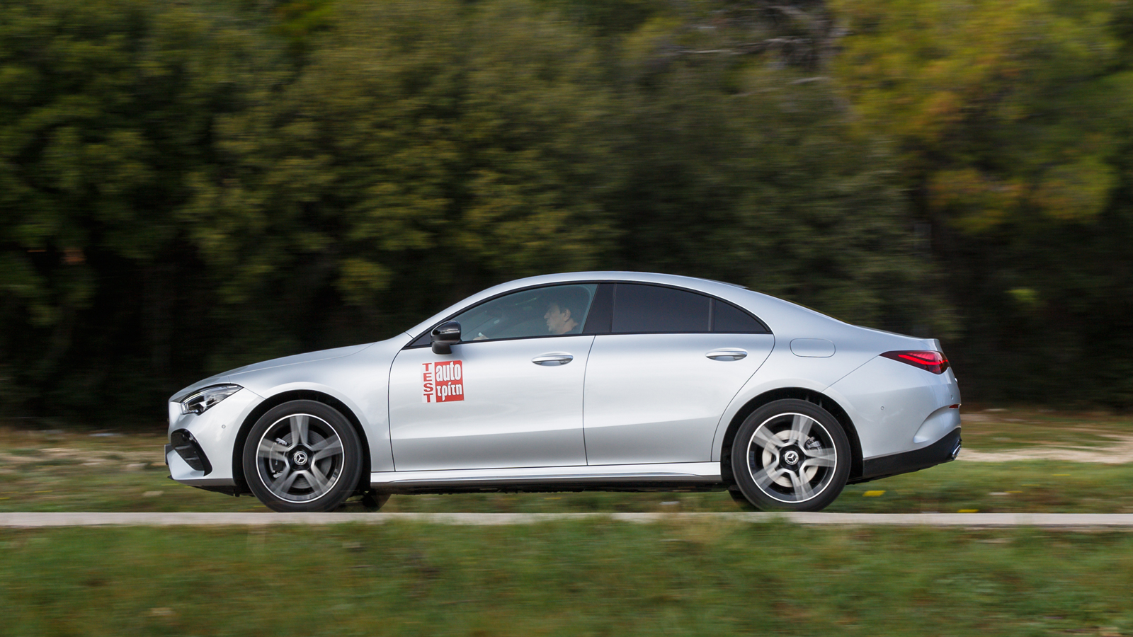 Το μεγάλο πλεονέκτημα της CLA 250 e βέβαια είναι ότι μπορεί να διανύσει έως 75 χλμ. μόνο με ρεύμα, σχεδόν δηλαδή 2 μέρες μέσα στην εβδομάδα για τα πάγ