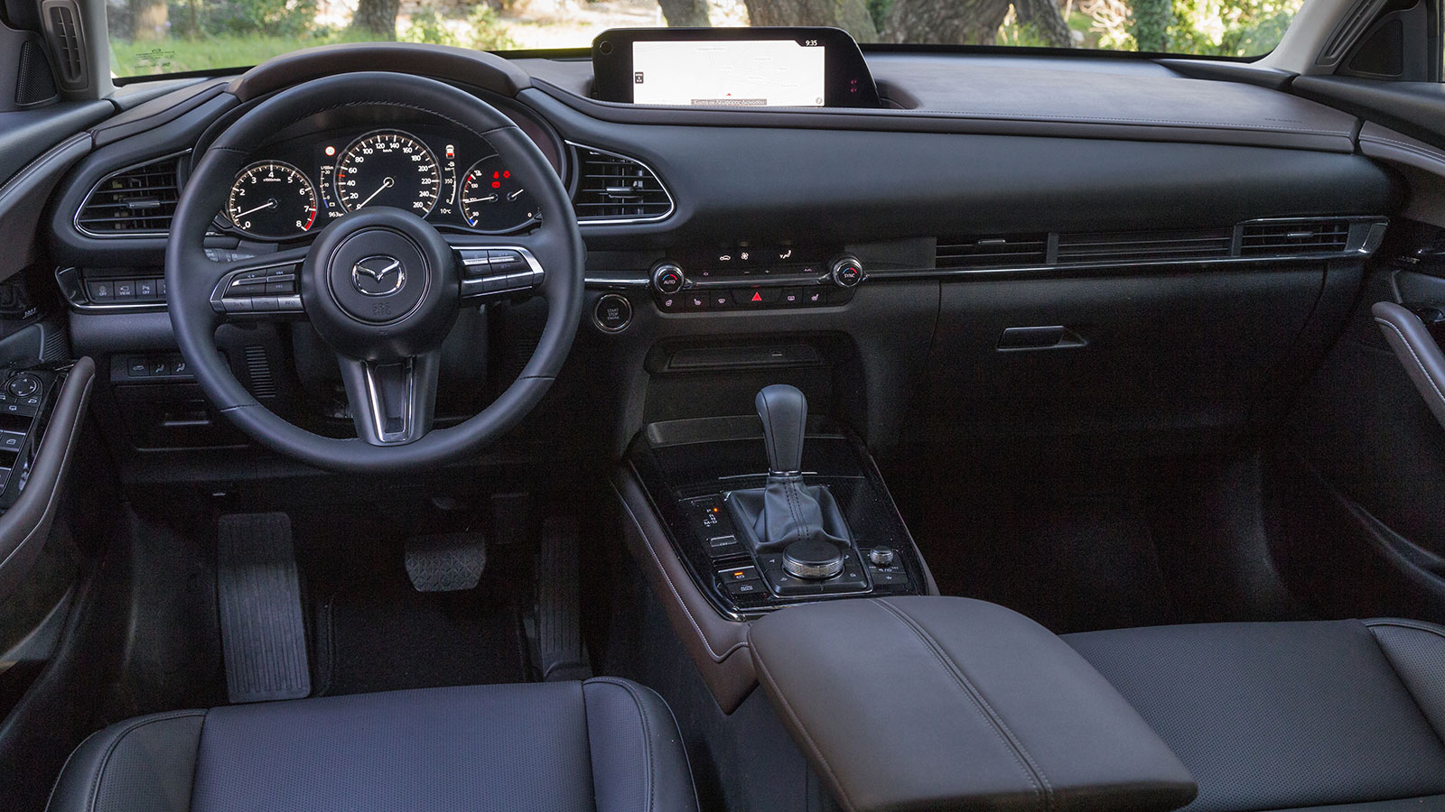 Στο εσωτερικό του Mazda CX-30, από την πρώτη ματιά είναι έκδηλη η premium υλοποίηση τόσο σε υλικά, όσο και σε συναρμογή και φινίρισμα.

