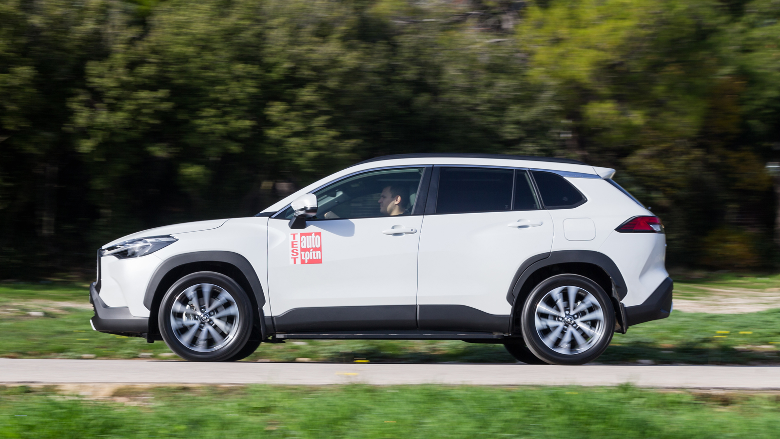 Στον αυτοκινητόδρομο η Corolla Cross αποδεικνύεται πιο οικονομική κατά 1 λτ./100 χλμ., ενώ η διαφορά είναι συντριπτική εντός πόλης όπου το Tiguan καίε