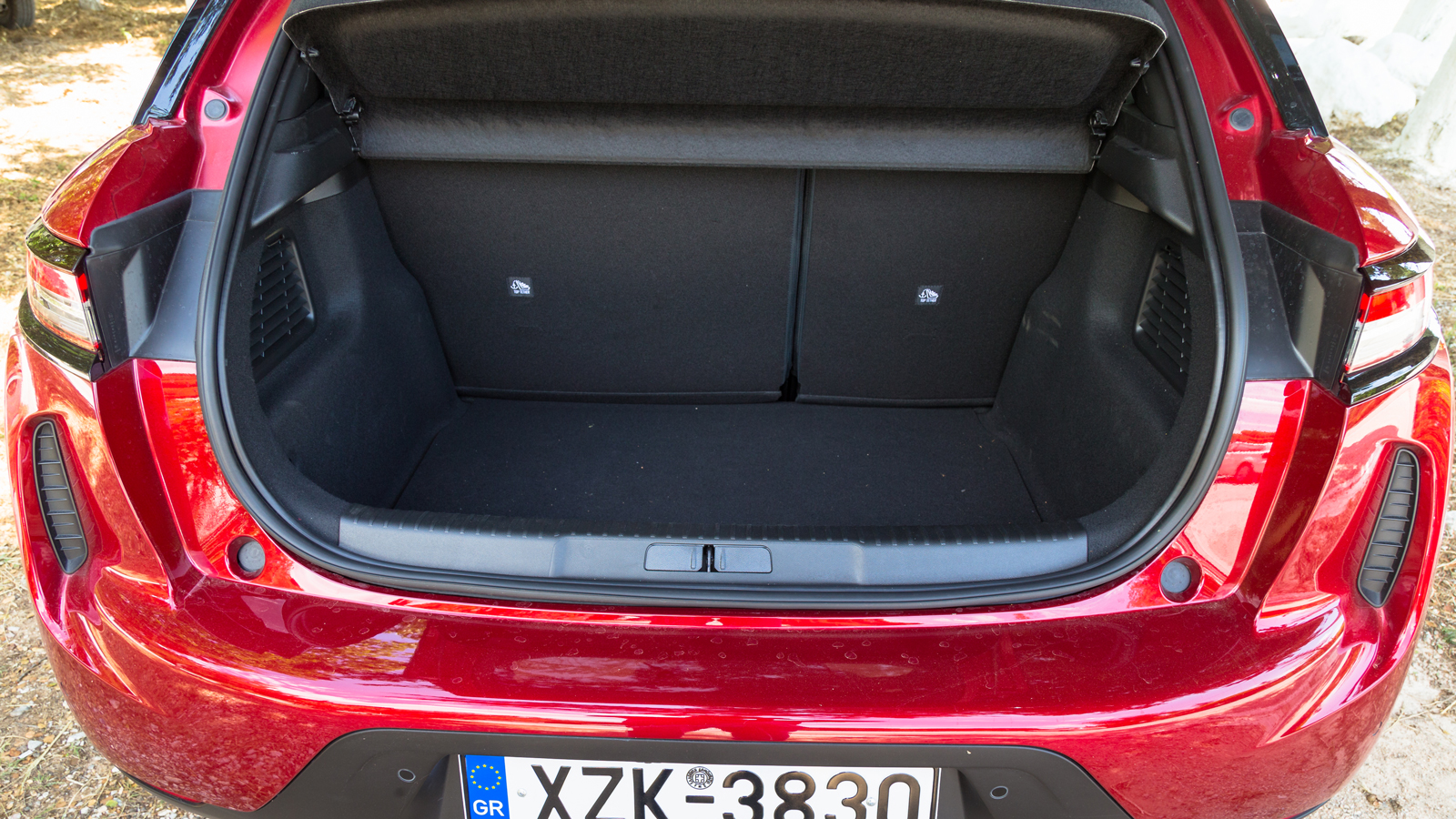 Ικανοποιητικοί χώροι για 4 επιβάτες, ενώ ο χώρος αποσκευών έχει όγκο 350 λίτρα. Τον τελευταίο θα τον θέλαμε μεγαλύτερο είναι η αλήθεια, όπως καλοδεχού