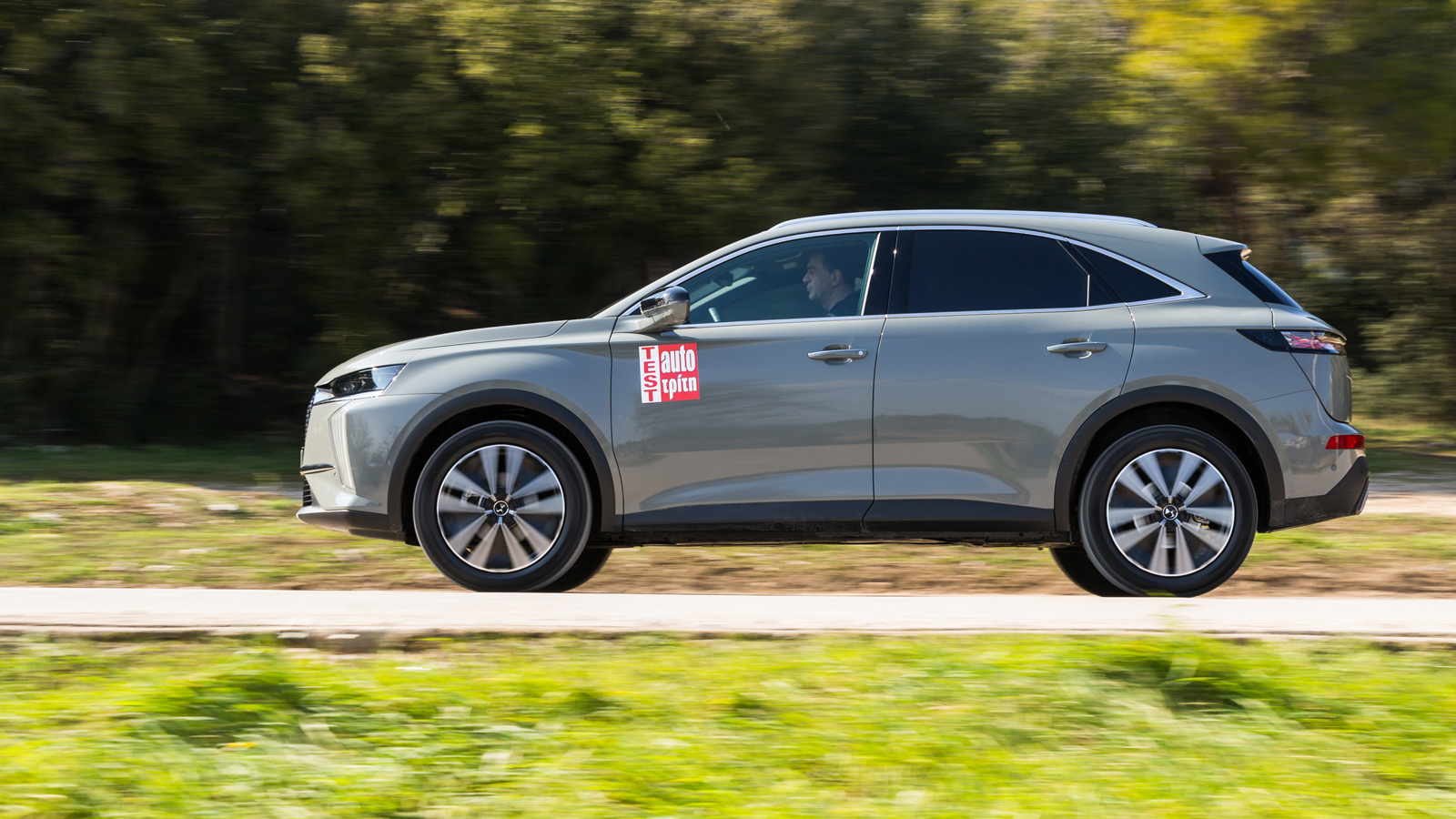 Ο σύγχρονος diesel 1,5 BlueHDi των 130 ίππων ανταποκρίνεται με ευκολία στις ανάγκες του DS 7 χάρη στην πλούσια ροπή (300 Nm στις 1.750 σ.α.λ.) και το 