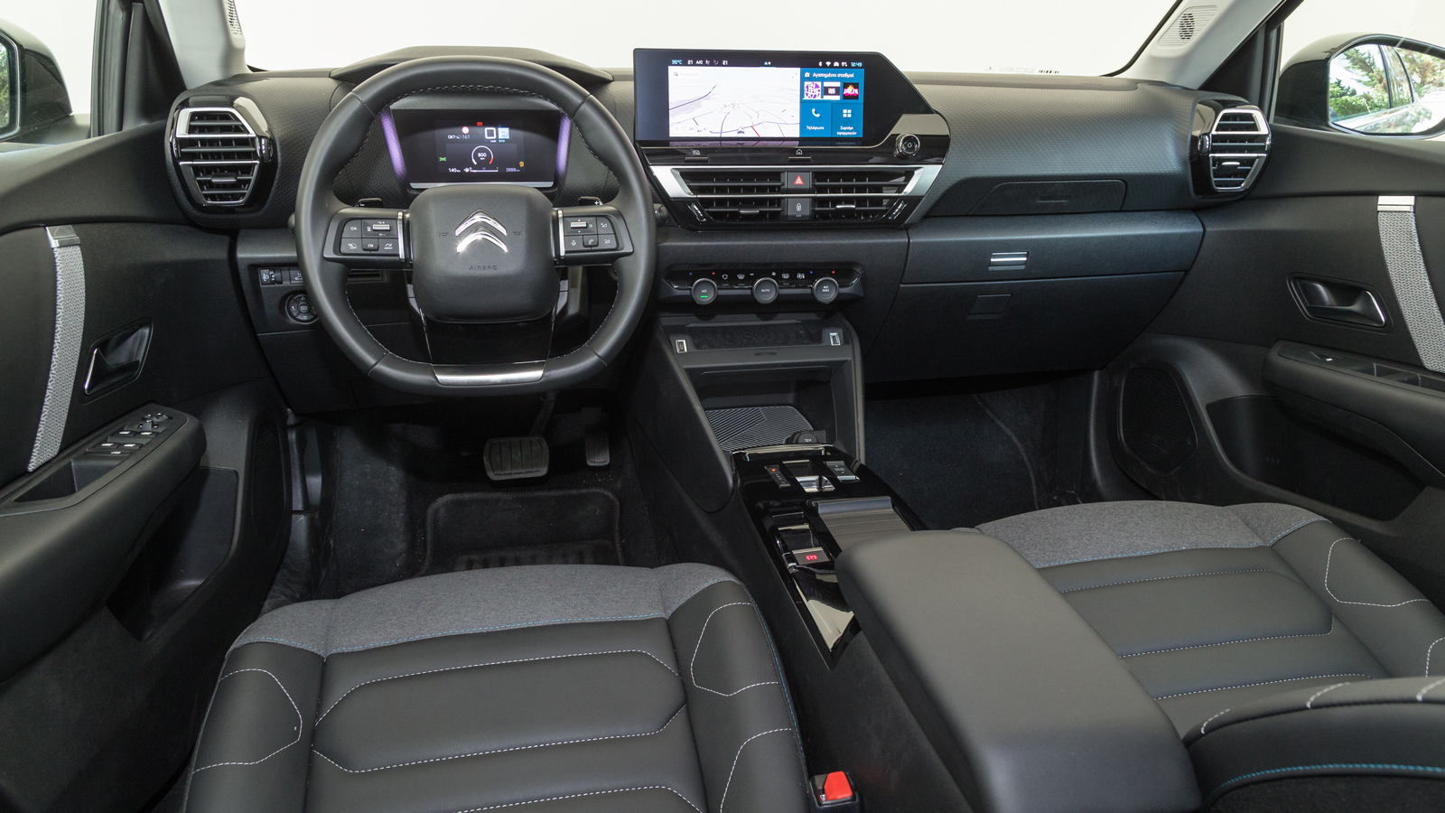 Μοντέρνος και λιτός ο διάκοσμος, με δύο ψηφιακές οθόνες, ελάχιστους φυσικούς διακόπτες και πλαστικά στην πλειοψηφία τους κατασκευασμένα από ποιοτικά υ