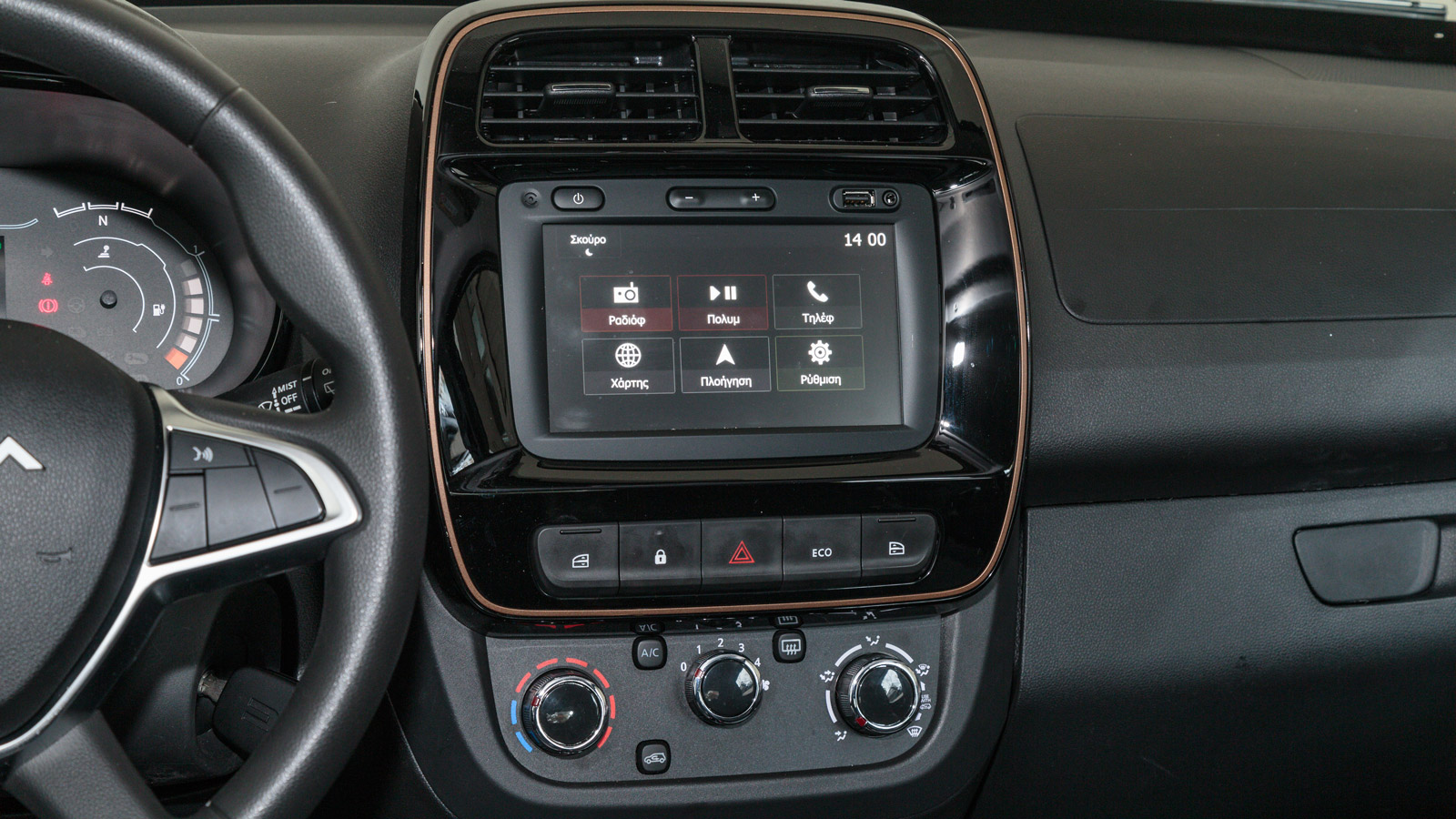 Εύκολη επιλογή κίνησης με το σχετικό περιστροφικό διακόπτη. Στο βασικό εξοπλισμό βρίσκεις μέχρι και κάμερα για την όπισθεν.