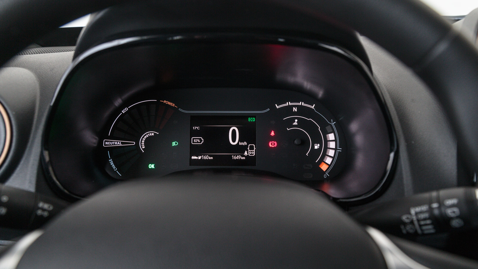 Σκληρά και με αποδεκτό φινίρισμα πλαστικά, ψηφιακός πίνακας οργάνων με την ένδειξη αποθέματος ενέργειας δεξιά, κοντέρ με πίνακα πληροφοριών στη μέση κ