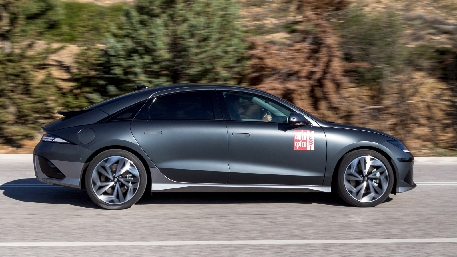 Η πραγματική αυτονομία του Hyundai Ioniq 6 ξεπερνά σε μικτές συνθήκες τα 440 χλμ., ενώ μέσα στην πόλη ξεπερνάει τα 550 χλμ. χάρη στο έξυπνο -και ρυθμι