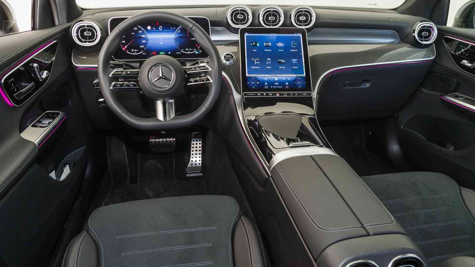 Στην ελιτίστικη καμπίνα πρωταγωνιστές είναι η αίσθηση πολυτέλειας, τα top υλικά (αν και θα θέλαμε πιο παχύ το αφρώδες πλαστικό στο ταμπλό), οι ντιζαϊν