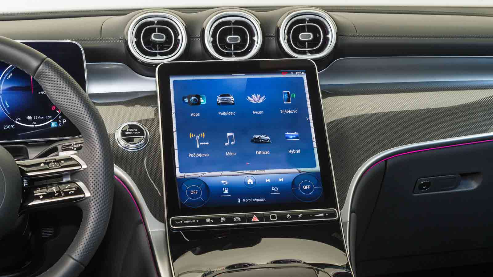 Στην ελιτίστικη καμπίνα πρωταγωνιστές είναι η αίσθηση πολυτέλειας, τα top υλικά (αν και θα θέλαμε πιο παχύ το αφρώδες πλαστικό στο ταμπλό), οι ντιζαϊν