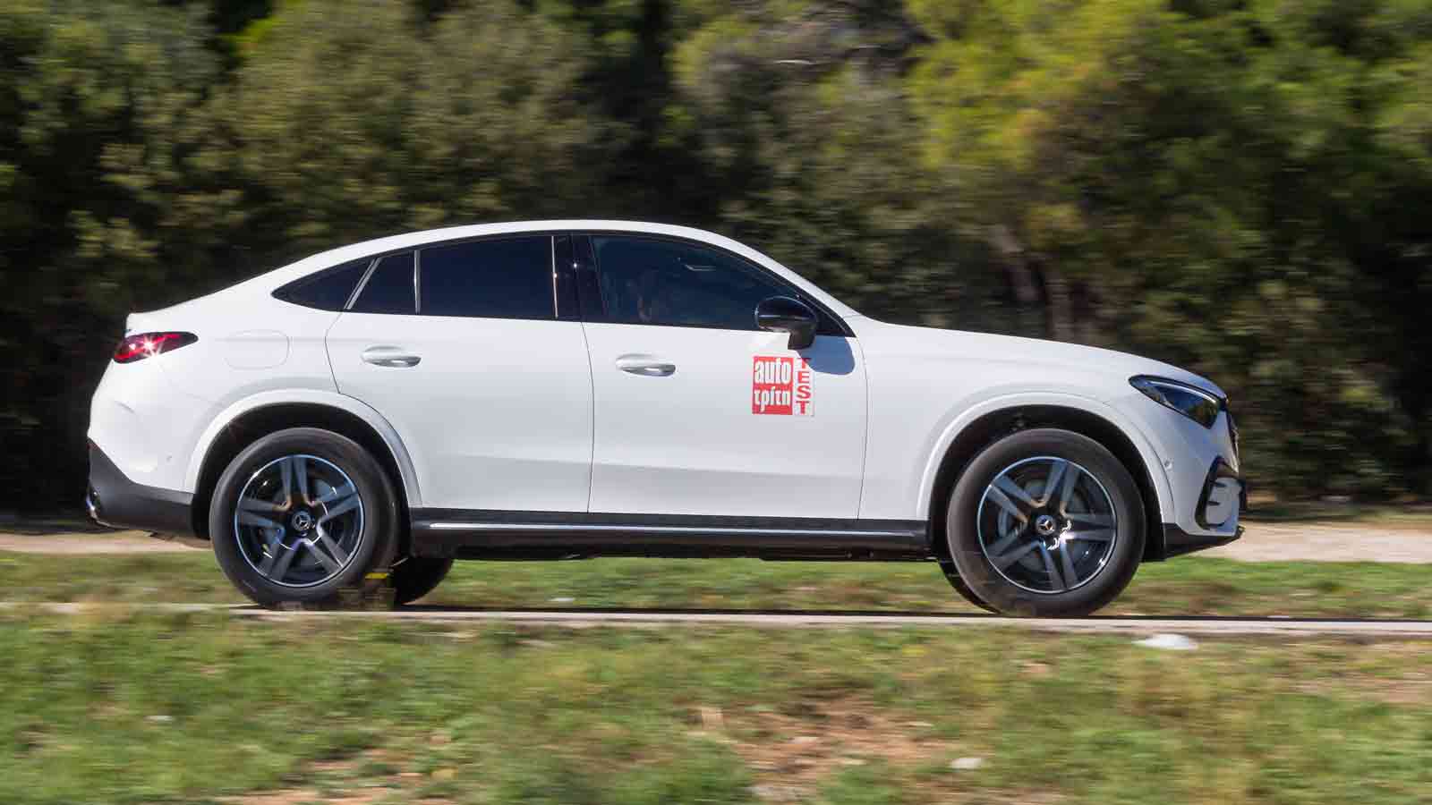 Η GLC Coupe 400e 4MATIC έχει μπαταρία που χαρίζει ηλεκτρική αυτονομία κοντά στα 120 χλμ., νούμερο-ρεκόρ για plug-in μοντέλο και επιπλέον φορτίζει μέσα