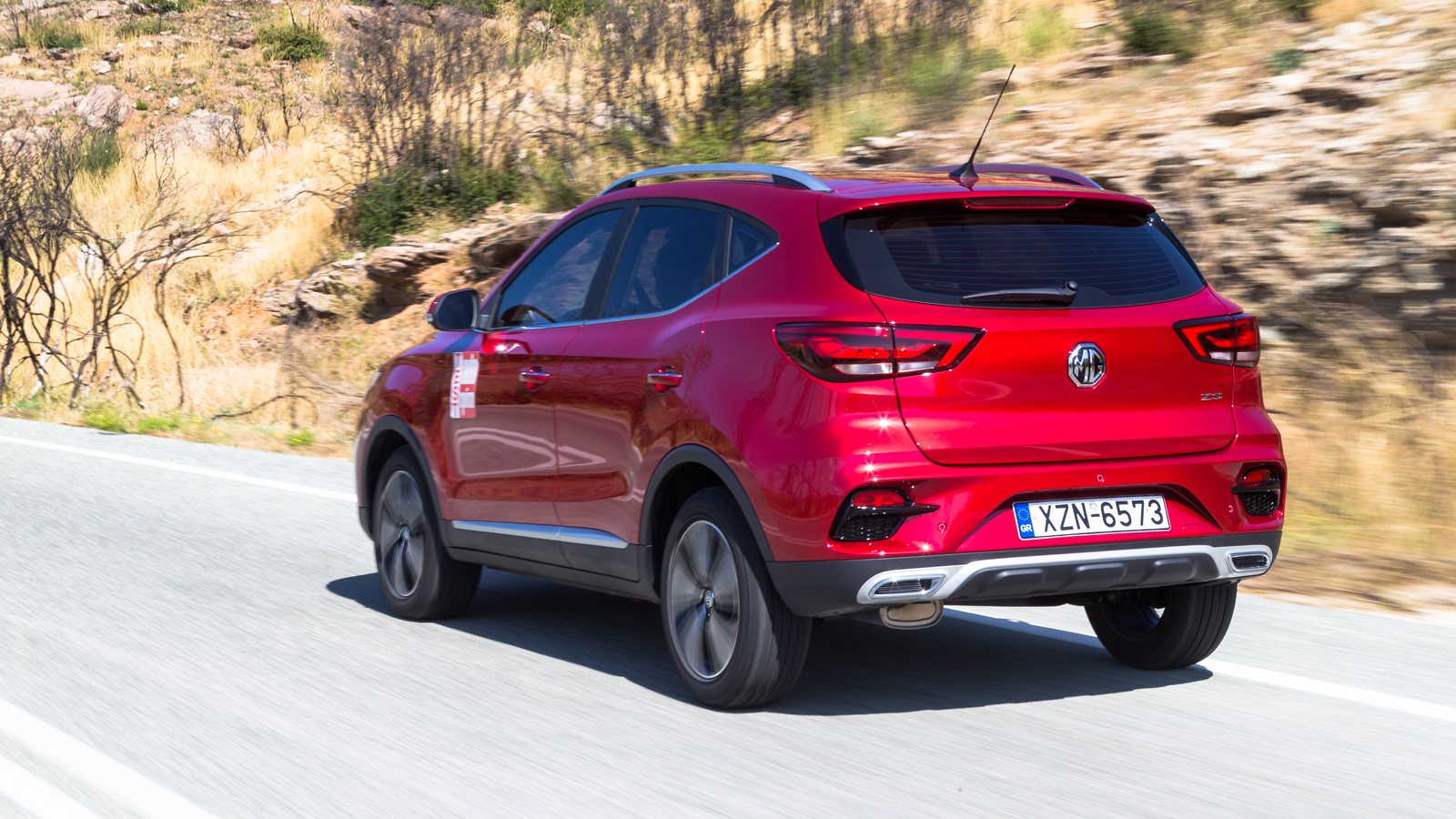 Με μήκος στα 4,323 μ. το ZS ακροβατεί στο άνω άκρο των B-SUV και στο κάτω των C-SUV, ενώ σχεδιαστικά απλά δεν έχει καμία σχέση με τις άθλιες καμαρωτές