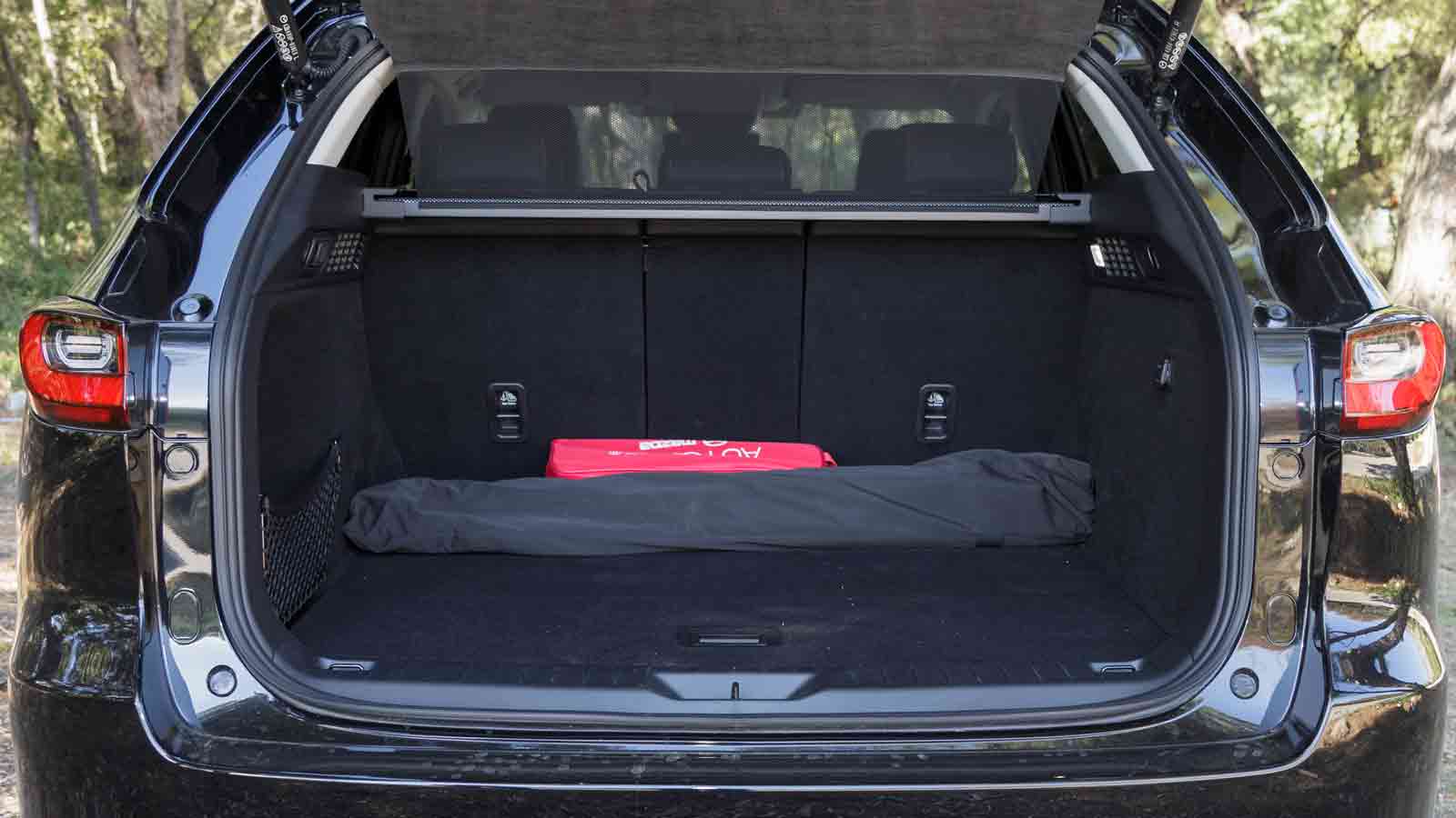 Εκτός από άπλετους χώρους, στην καμπίνα υπάρχουν πολλές πρακτικές θήκες, αλλά και λύσεις, όπως η πρίζα των 230V στον μεγάλο χώρο αποσκευών (570 λτ.). 