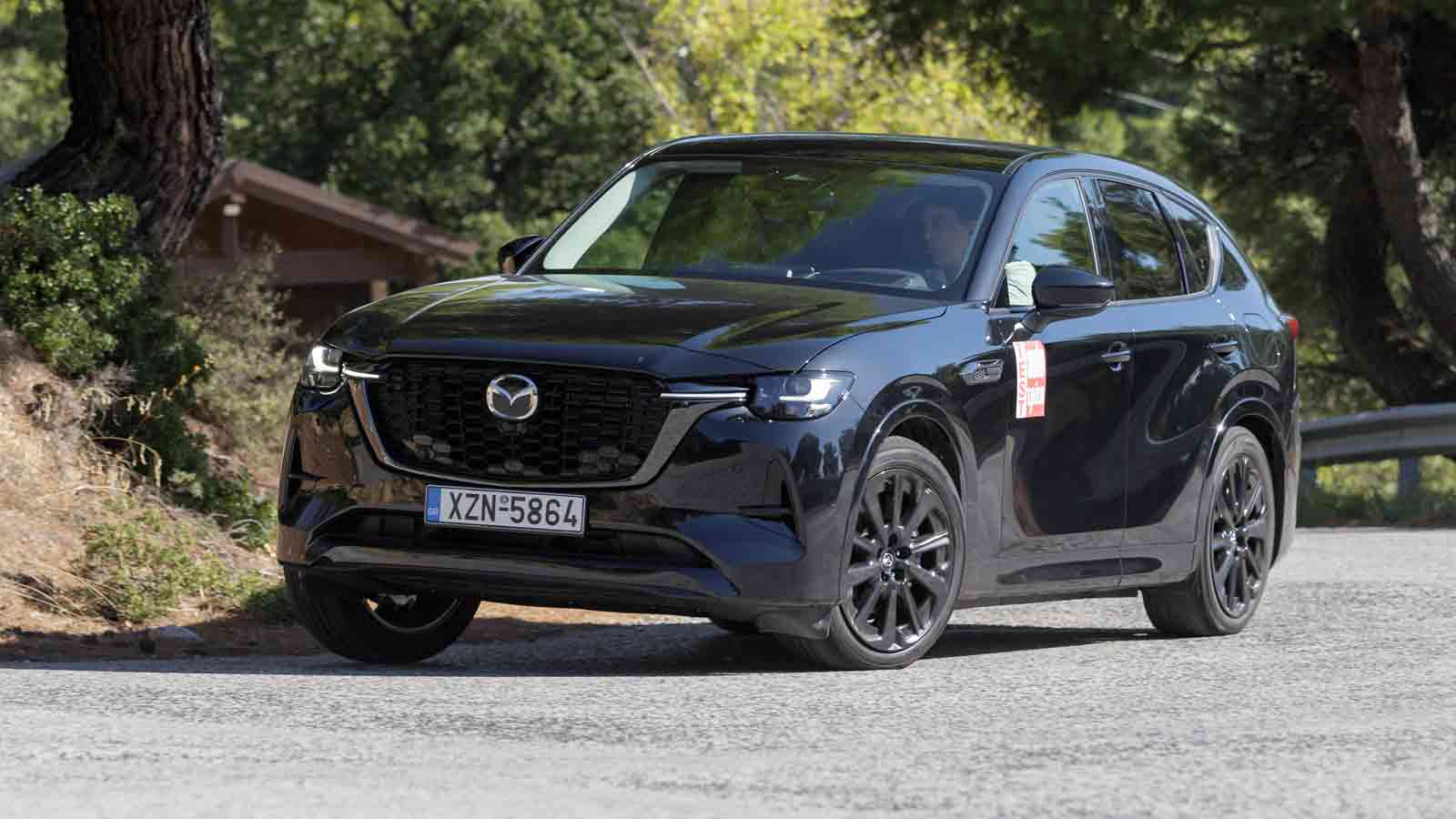 Ακόμα στην πίεση όμως το CX-60 έχει τον τρόπο να συγκρατεί την κλίση, να μην καθιστά έκδηλο το μεγάλο βάρος και να προσφέρει κορυφαία πρόσφυση χάρη φυ