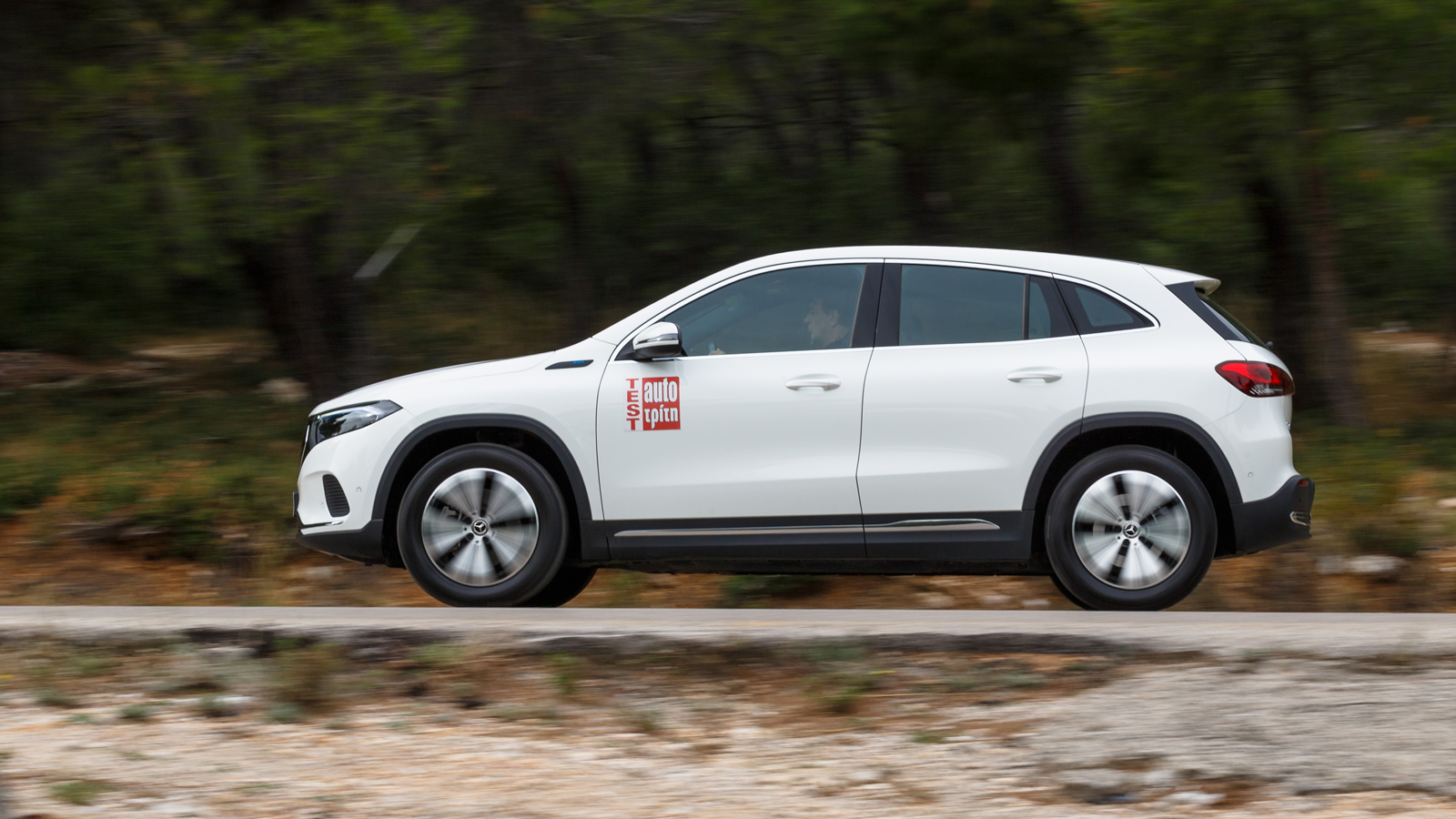 Η Mercedes EQA 250+ μπορεί με άνεση να ξεπεράσει τα 460 χλμ. με μία φόρτιση, όταν με την EQA 250 είχαμε δει μετά βίας 380 χλμ.. Στην πόλη μάλιστα η πρ