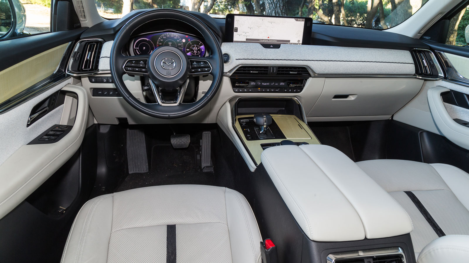 Η εικόνα στην καμπίνα του Mazda CX-60 είναι εξαιρετική χάρη στο συνδυασμό 2 ψηφιακών οθονών και ποιοτικών υλικών. Η κεντρική οθόνη των 12,3 ιντσών δεί