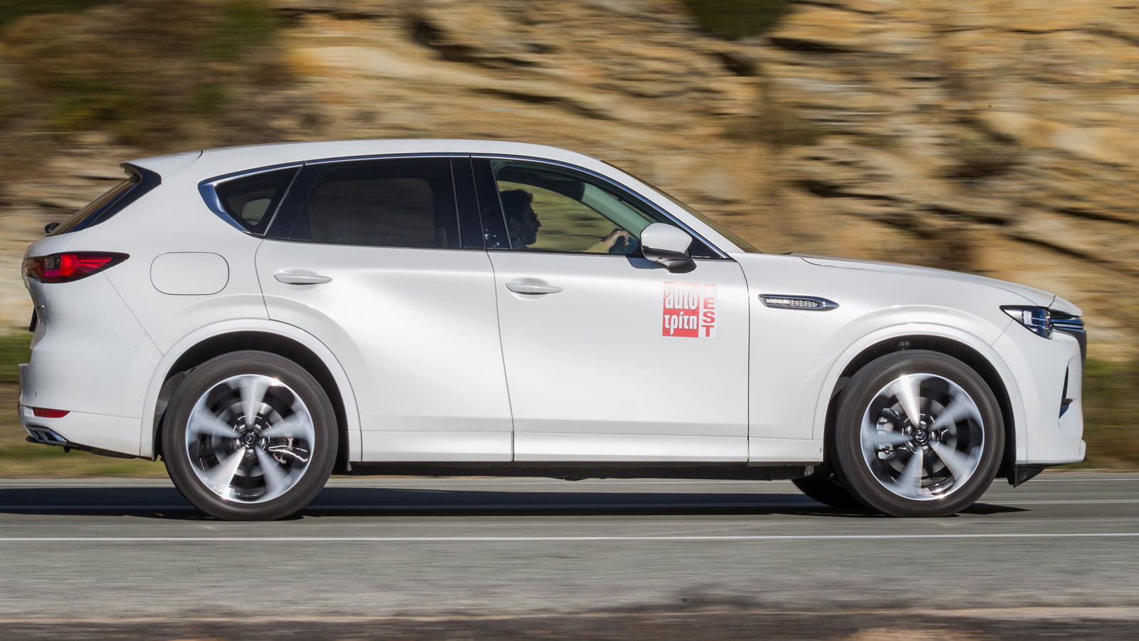 Οι 328 συνδυαστικοί ίπποι του Mazda CX-60 γίνονται αισθητοί στο πάτημα του γκαζιού, ενώ ο ήχος είναι επίσης αρκετά «πικάντικος» θυμίζοντας 6 κύλινδρο 