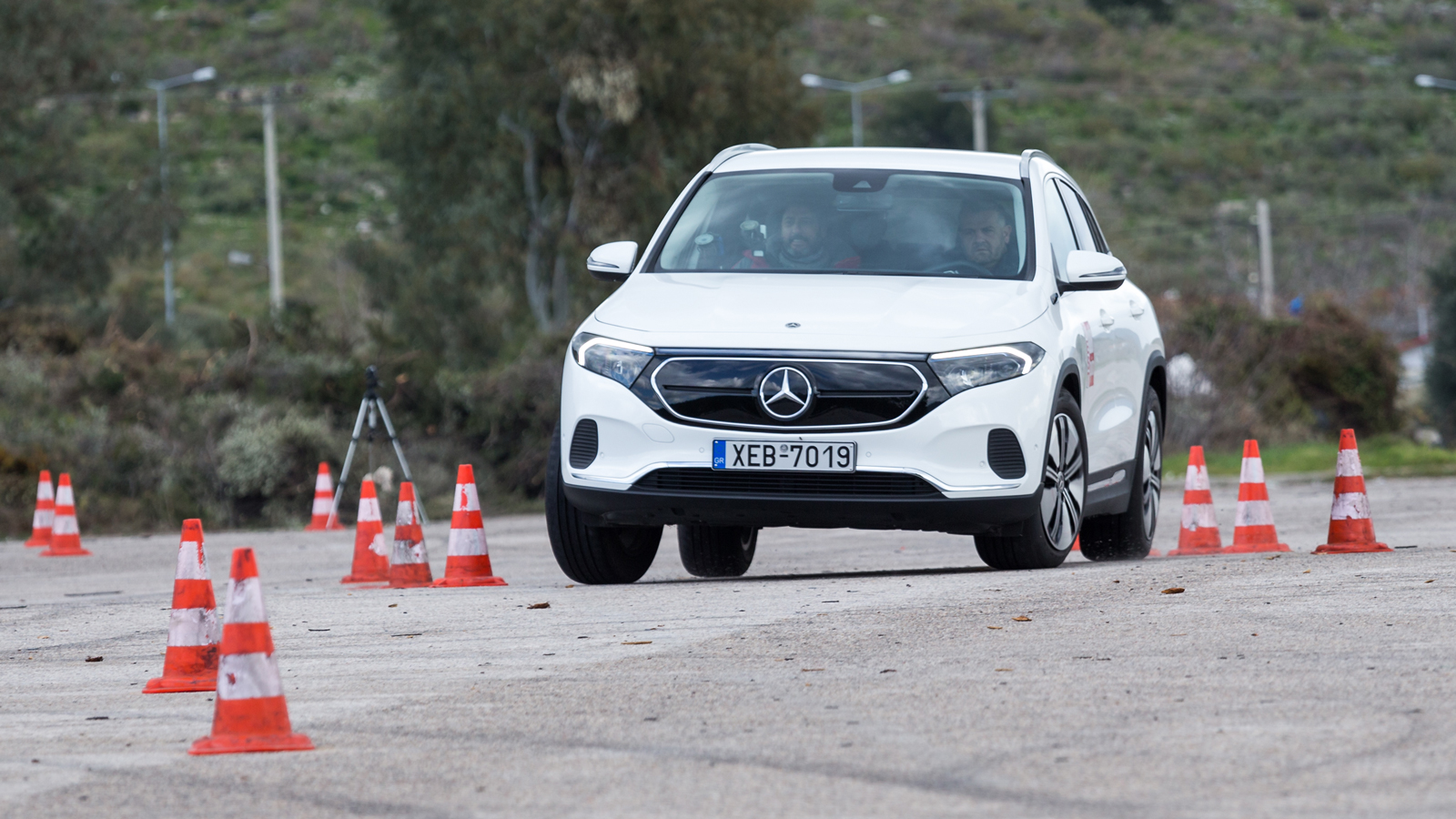Ακόμα και στις προσπάθειες πάνω από το όριο των 73 χλμ./ώρα, η Mercedes EQA δεν τρομάζει με άτσαλες ή απότομες αντιδράσεις. Και ας μην ξεχνάμε πως μιλ