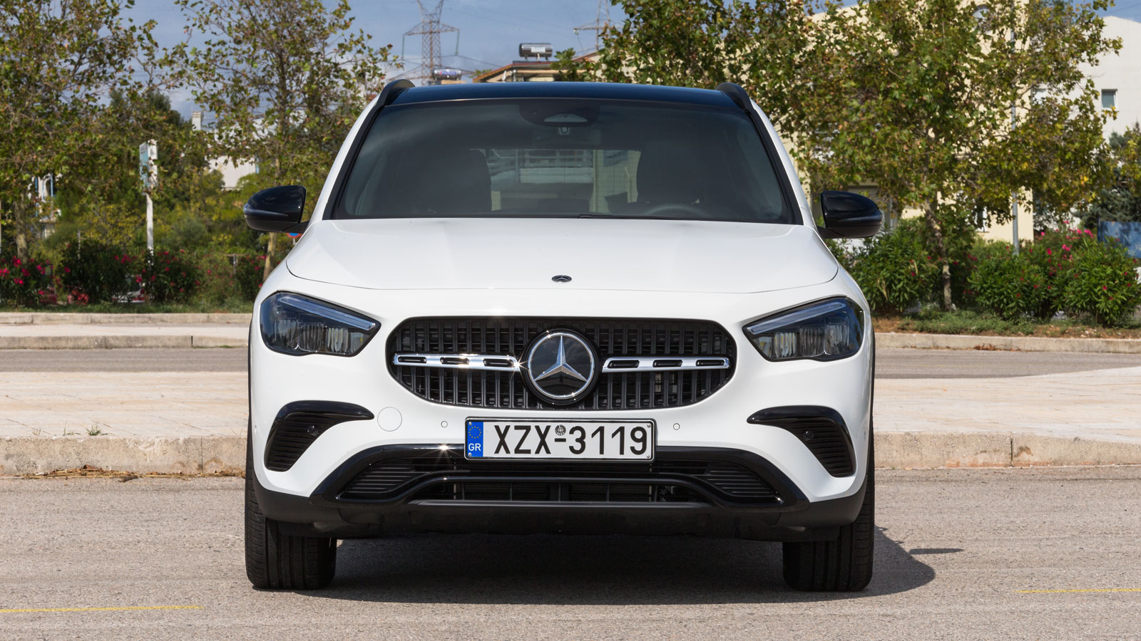 Στον βασικό εξοπλισμό της ανανεωμένης Mercedes GLA περιλαμβάνεται η στάνταρ τεχνολογία LED High Performance και το σύστημα High Beam Assist με αυτόματ