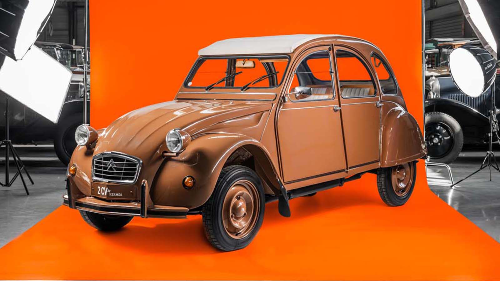 Το 2CV 6 Hermès, ντυμένο από την Hermès μέσα και έξω, που παρουσιάστηκε στο Σαλόνι Αυτοκινήτου του Παρισιού το 2008 για να σηματοδοτήσει τα
