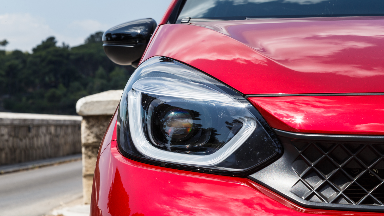 Φρεσκαρισμένη εμφάνιση για το Honda Jazz και νέα έκδοση Sport, όπως αυτή που δοκιμάσαμε. Ξεχωρίζει από τα ακόμα πιο σπορτίφ στοιχεία, τις στάνταρ 16άρ