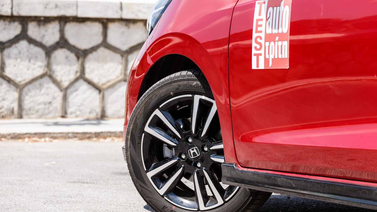 Φρεσκαρισμένη εμφάνιση για το Honda Jazz και νέα έκδοση Sport, όπως αυτή που δοκιμάσαμε. Ξεχωρίζει από τα ακόμα πιο σπορτίφ στοιχεία, τις στάνταρ 16άρ