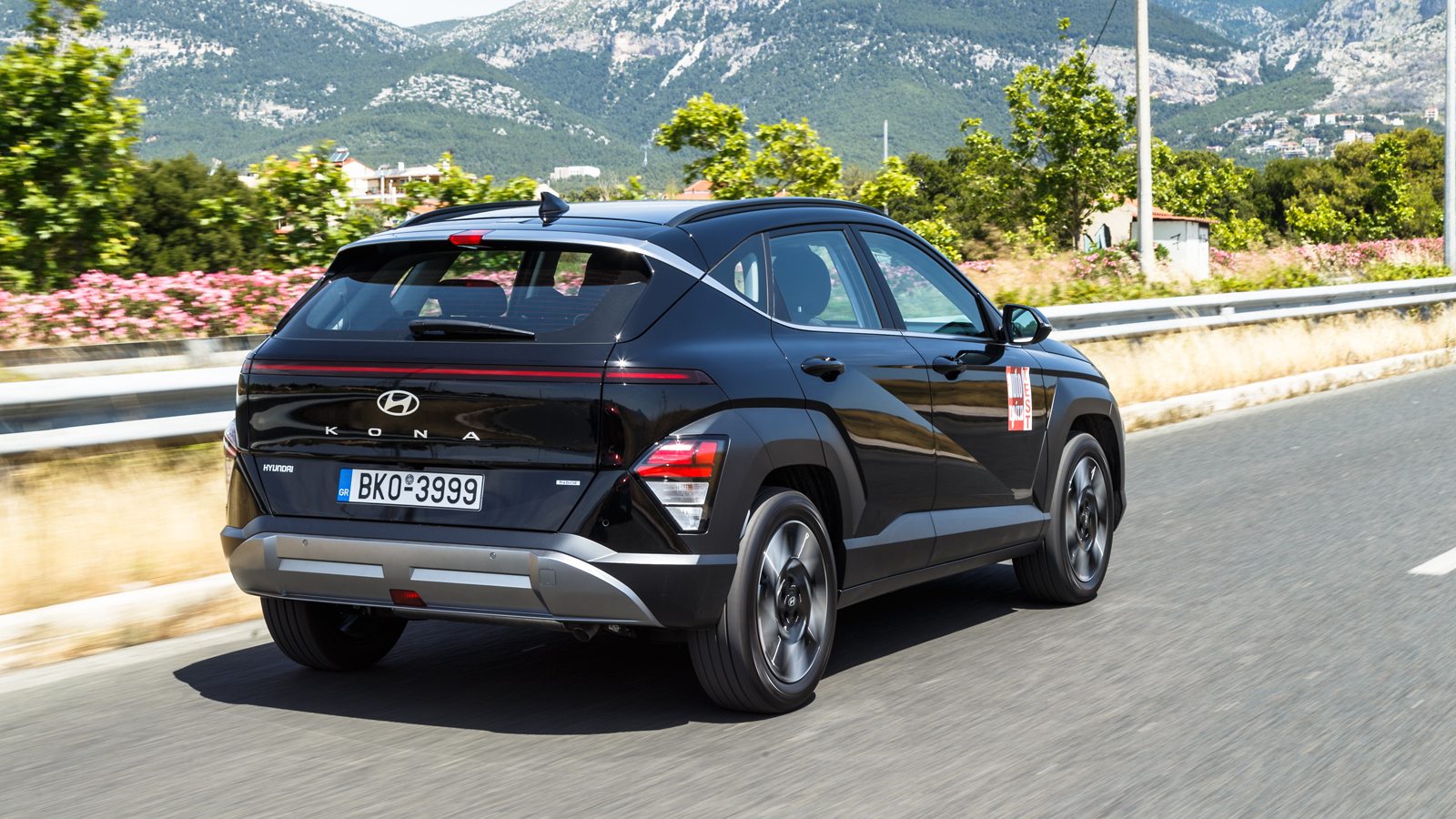 Σίγουρα η τάση της εποχής θέλει κάθε νέα γενιά μοντέλου να έχει μεγαλύτερες διαστάσεις, αλλά το νέο Kona το… τερμάτισε: Έχει πλέον μήκος 4.350 χ