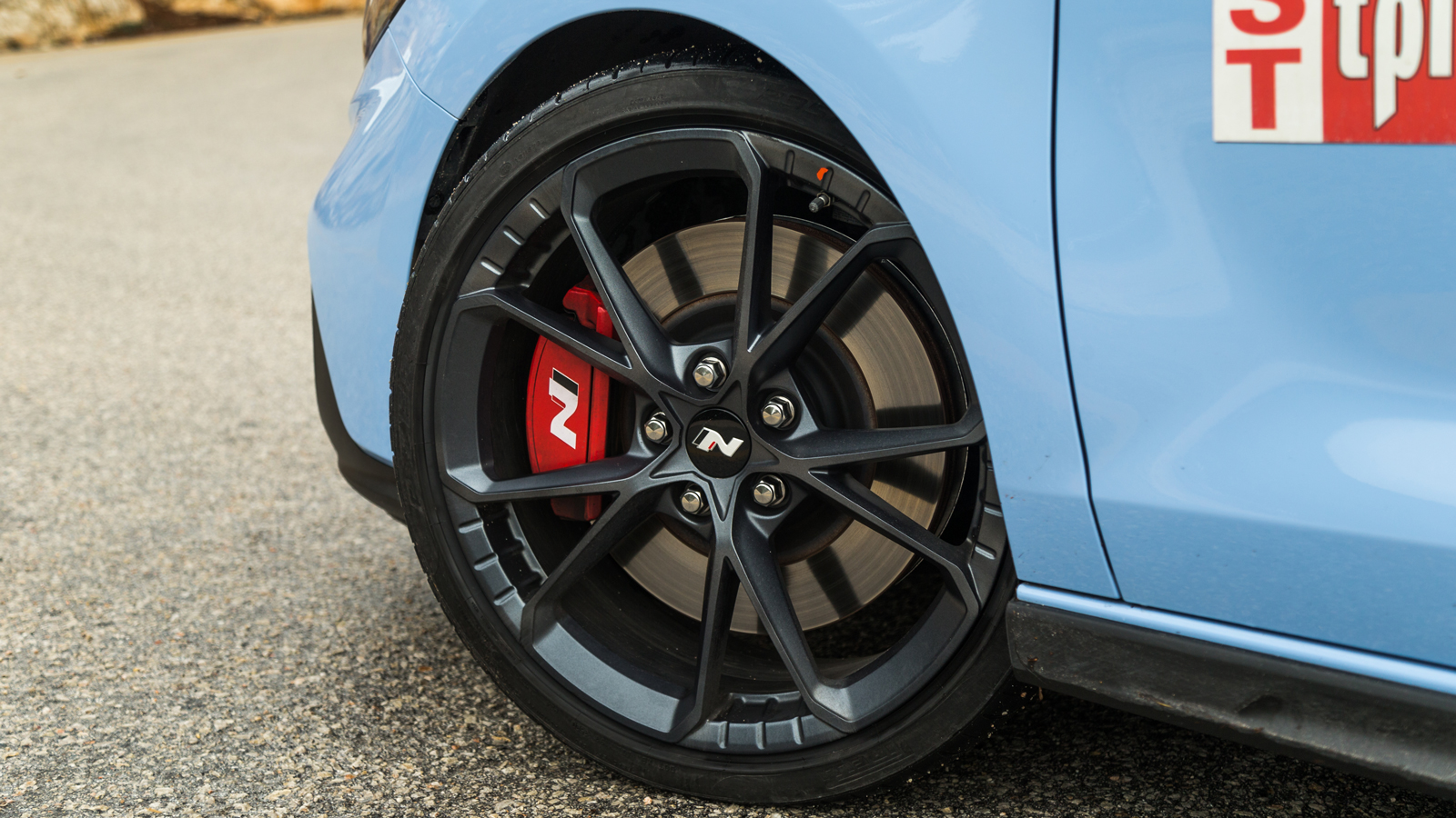 Οι σφυρήλατες 19αρες ζάντες αλουμινίου στο i30 N Performance είναι ελαφρύτερες κατά 14 κιλά και περιβάλλονται από τα ειδικά για το hot hatch της Hyund