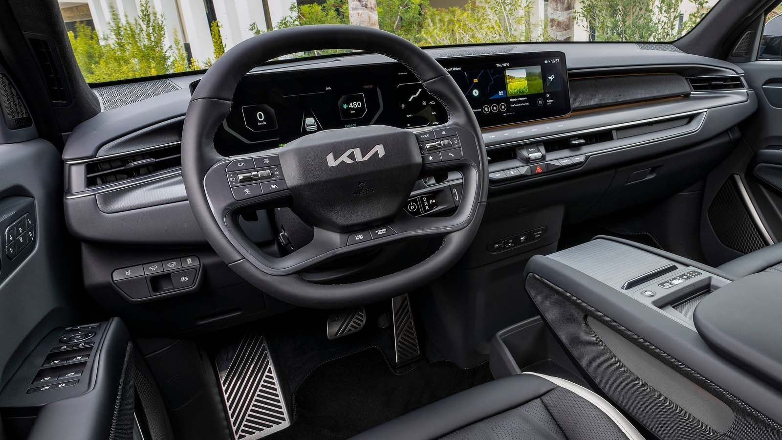 Tο «Triple Panorama Display», μια διαμόρφωση της Kia με τρεις οθόνες: μία 12,3 ιντσών σε ρόλο ψηφιακού πίνακα οργάνων, μία αφής 5,1 για τη διαχείριση 