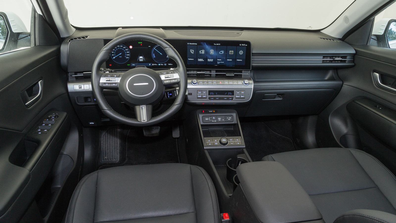 Το ταμπλό χαρακτηρίζεται από τις οριζόντιες γραμμές με τα πλαστικά να είναι σκληρά, αλλά γεροδεμένα και καλοφινιρισμένα.