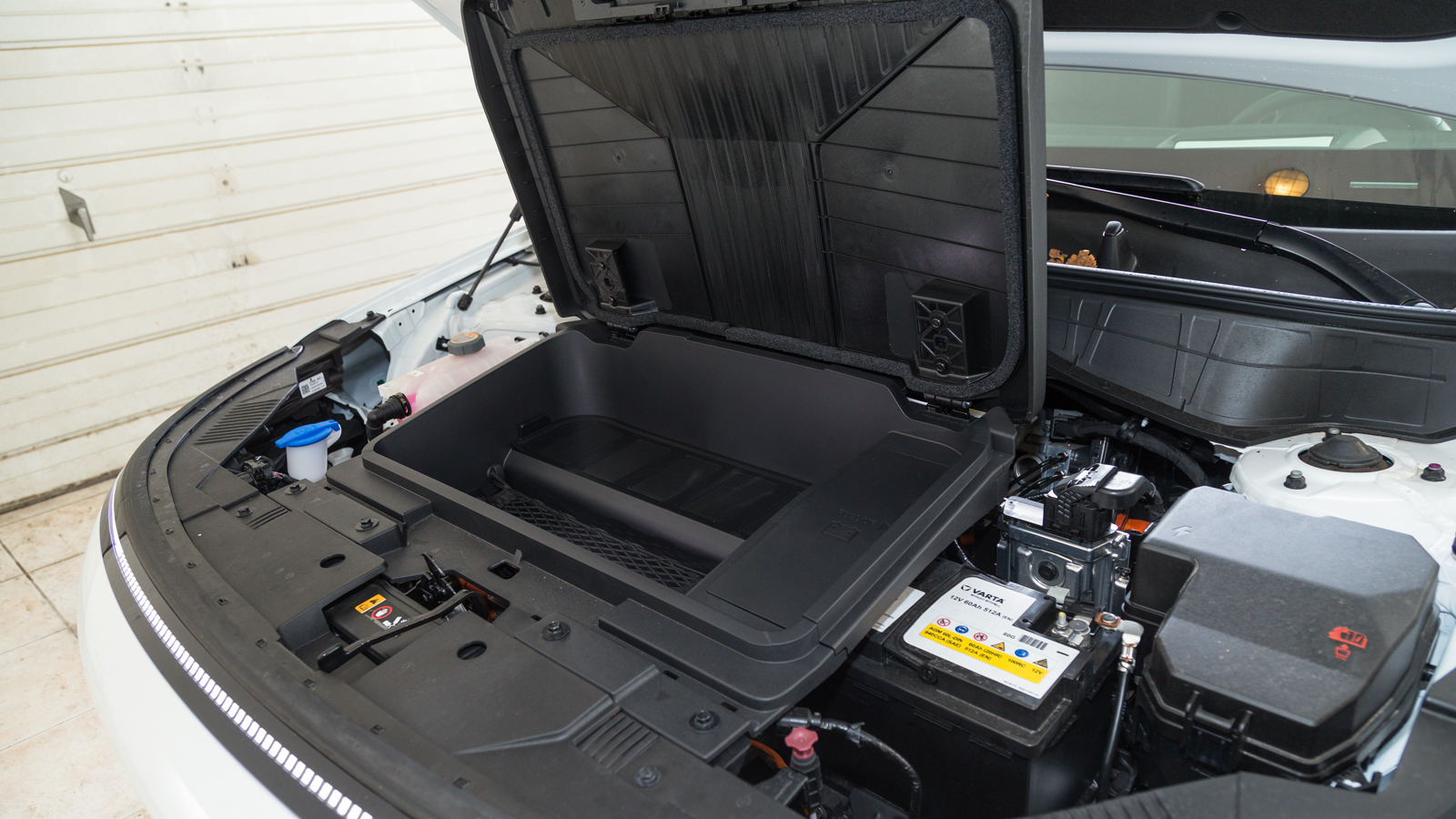 Η μπαταρία σε συνδυασμό με την πολύ χαμηλή κατανάλωση των 16,2 kWh/100 χλμ., όπως την κατέγραψαν οι μετρήσεις μας, χαρίζει αυτονομία άνω των 450 χιλιο