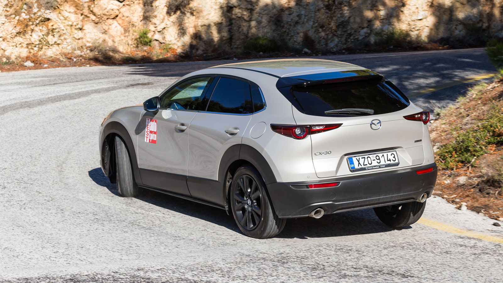 Premium πρόταση θυμίζει και το CX-30 που έχει ακόμα καλύτερη ηχομόνωση σε υψηλές ταχύτητες και παράλληλα είναι απολαυστικό οδηγικά.

